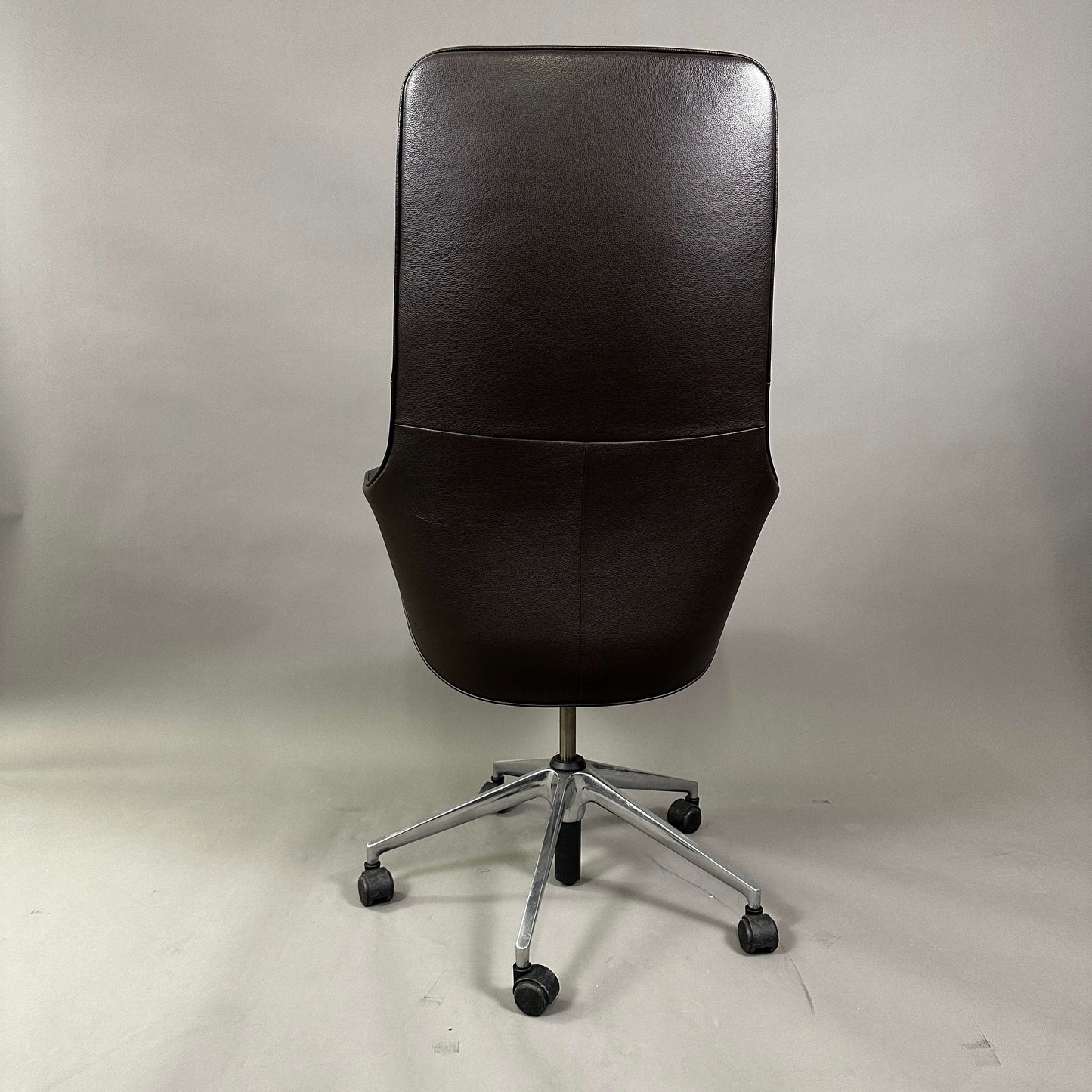 Vitra Grand Executive Bürostuhl aus braunem Leder mit hoher Rückenlehne und verstellbarer Neigung
