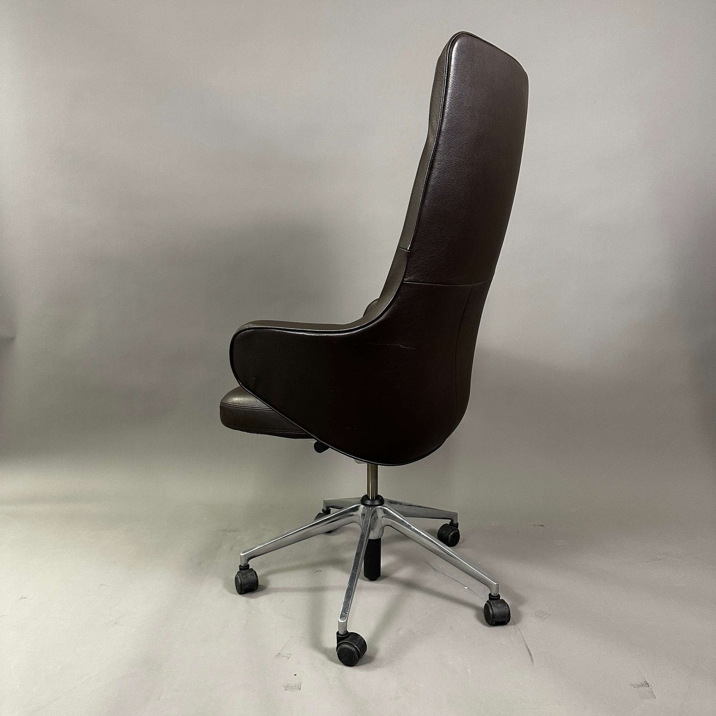 Vitra Grand Executive Chefsessel aus braunem Leder mit hoher Rückenlehne und verstellbarer Neigung