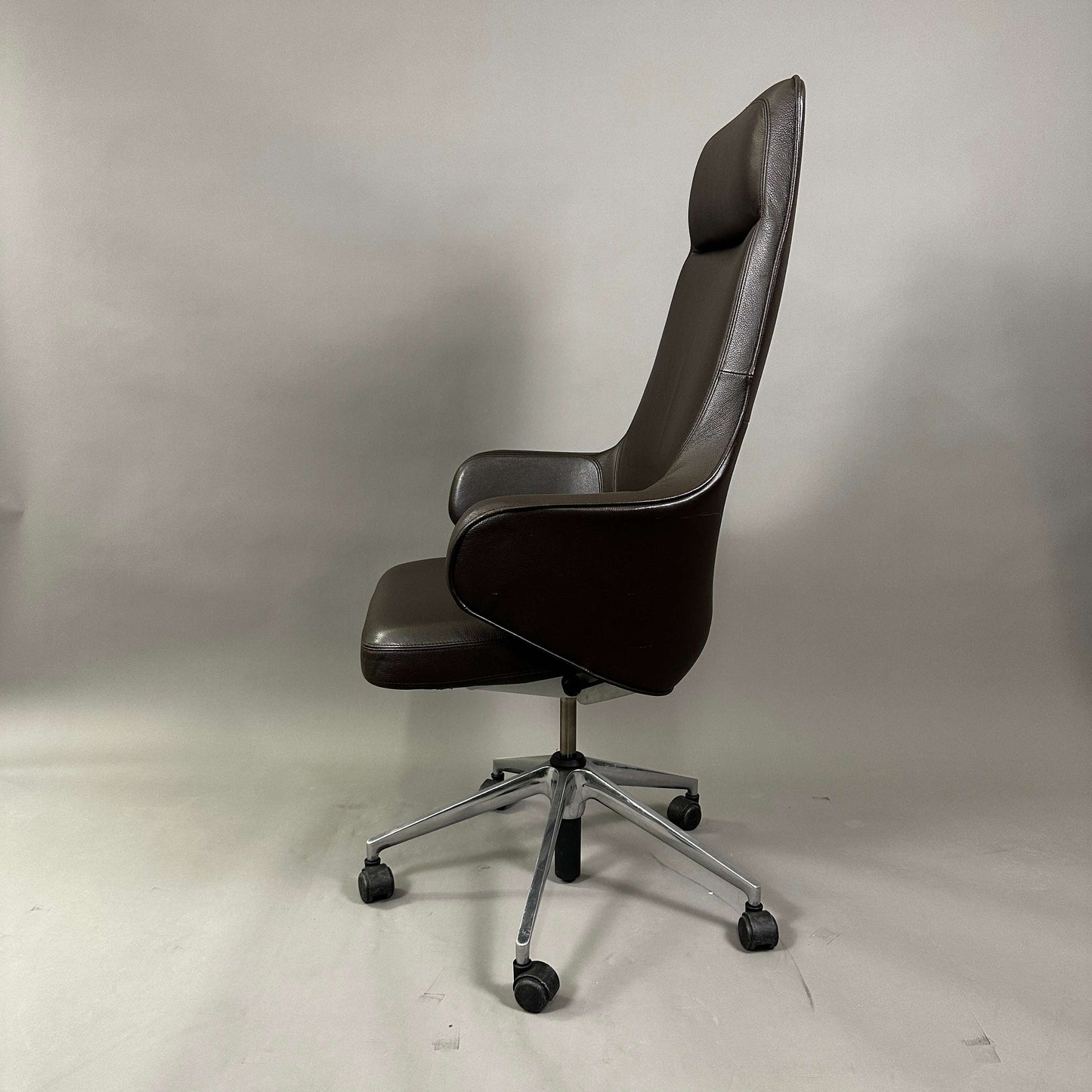 Vitra Grand Executive Chefsessel aus braunem Leder mit hoher Rückenlehne und verstellbarer Synchronmechanik