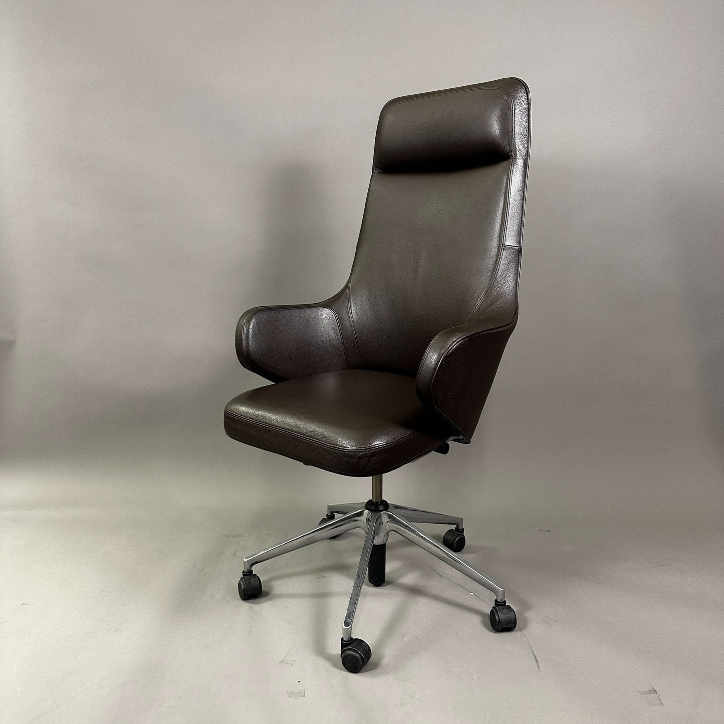 Vitra Grand Executive hoher brauner Ledersessel mit verstellbarer Höhe und arretierbarer Neigung