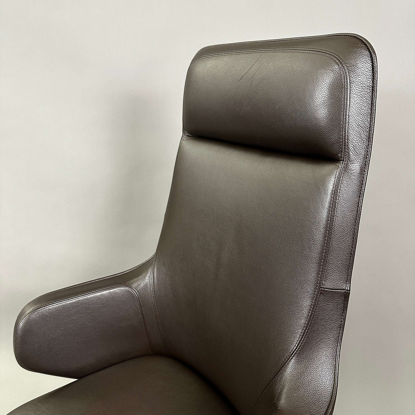Vitra Grand Executive Chefsessel aus braunem Leder mit höhenverstellbarer und arretierbarer Rückenlehne