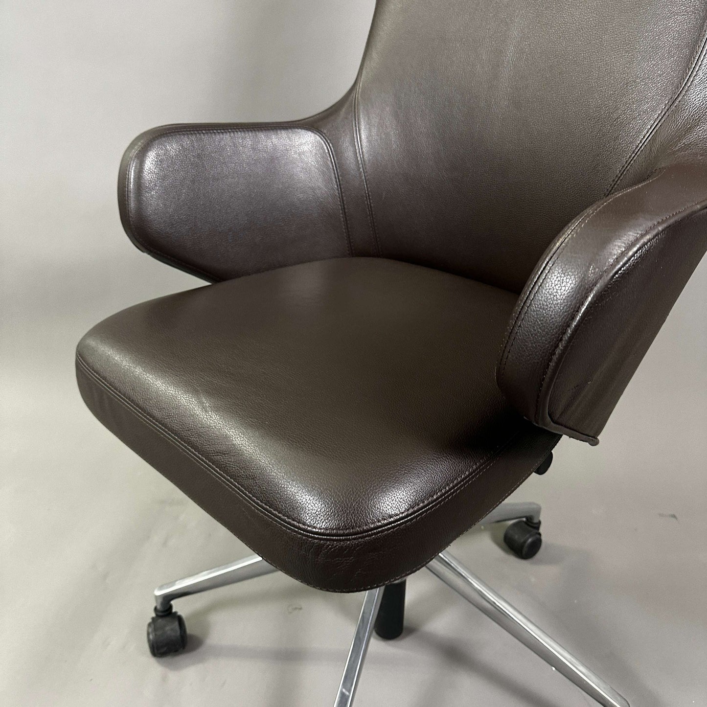 Vitra Grand Executive Chefsessel aus braunem Leder mit höhenverstellbarer und arretierbarer Neigung