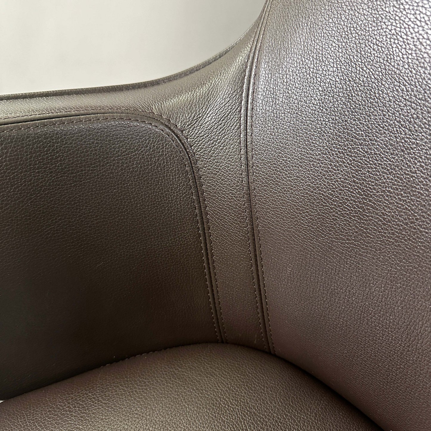 Nahaufnahme des braunen Lederbezugs des Vitra Grand Executive Highback Chefsessels