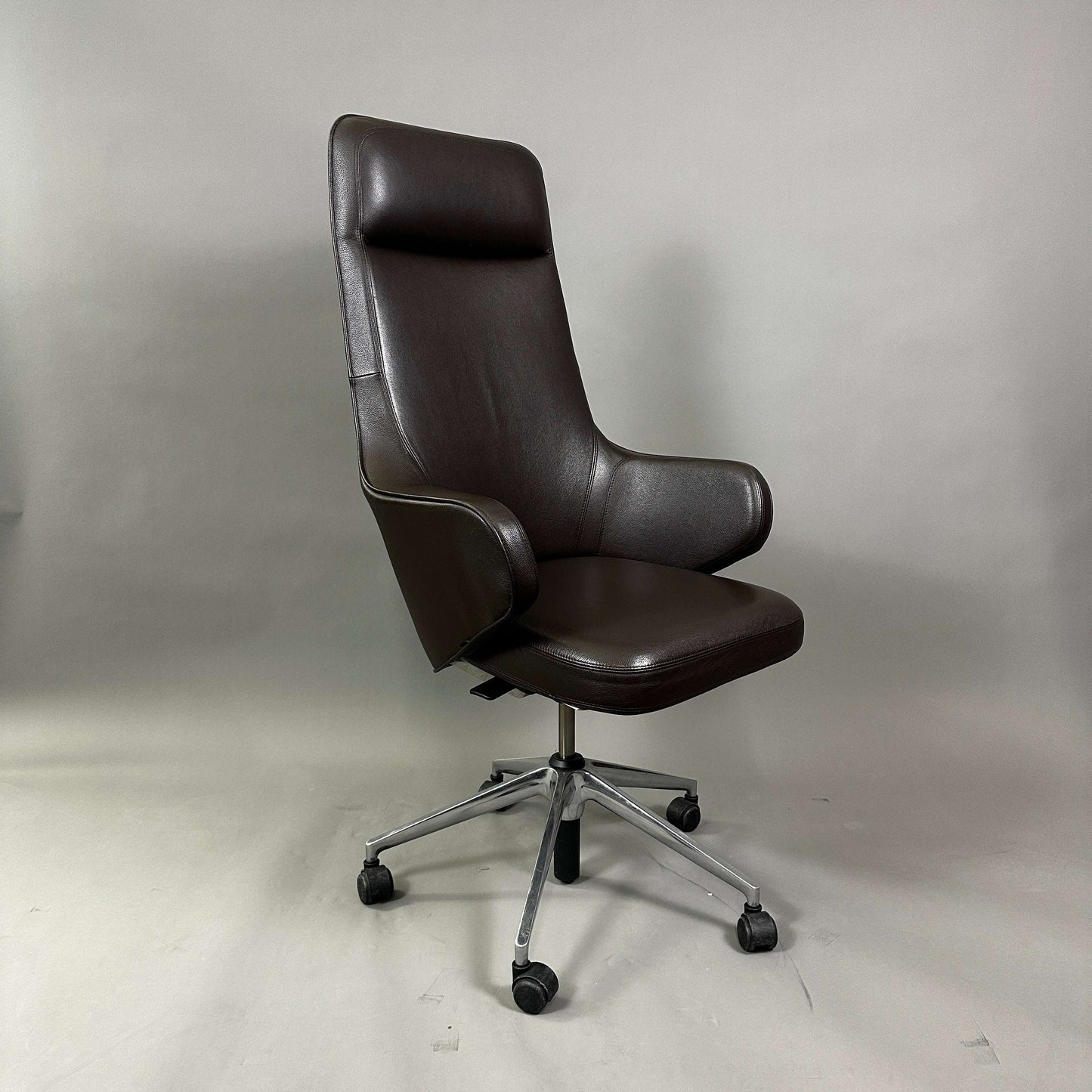 Vitra Grand Executive Drehstuhl aus braunem Leder mit hoher Rückenlehne und verstellbarer Neigung