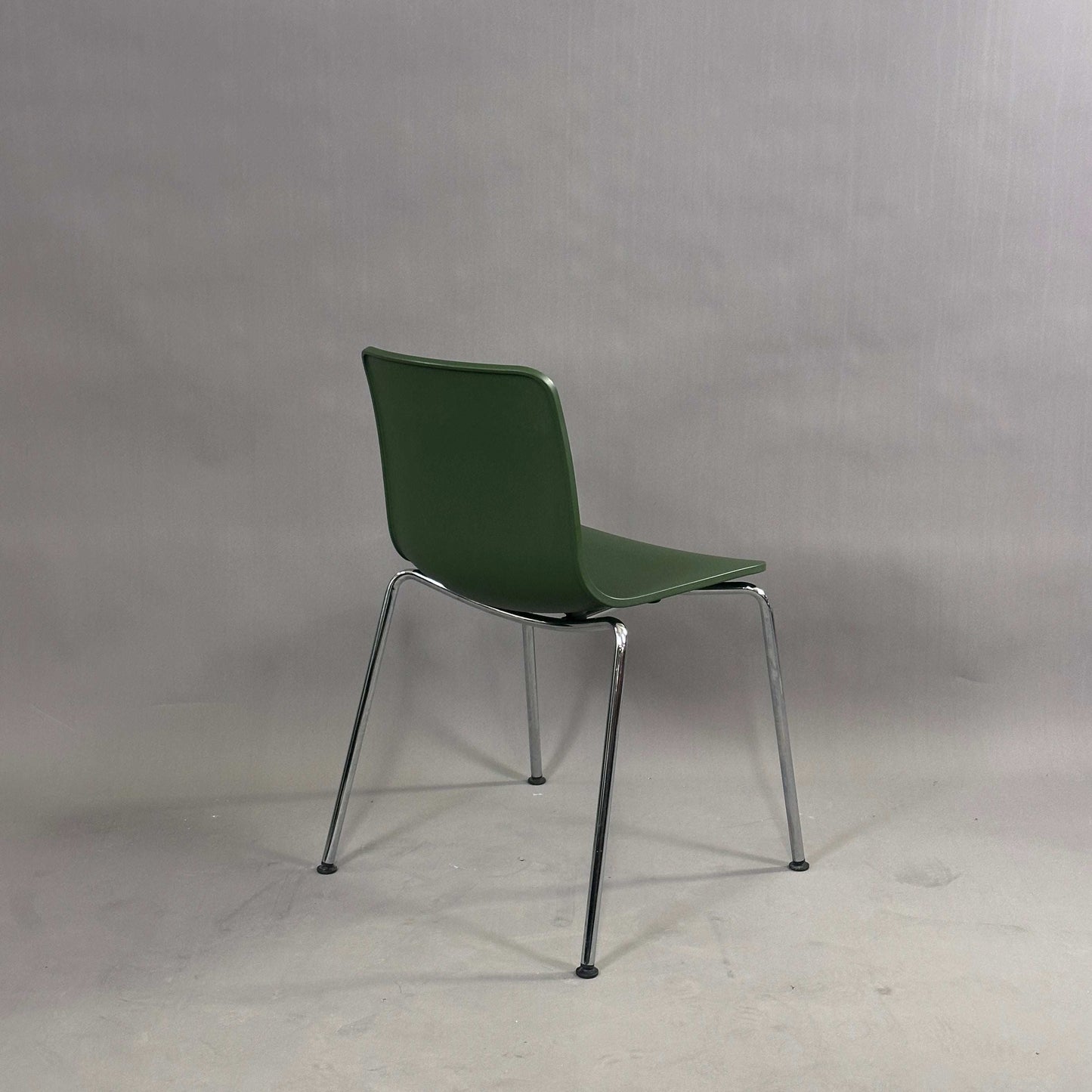 Vitra HAL Schalenstuhl mit dunkelgrüner Kunststoffschale und verchromtem Metallgestell in Rückansicht