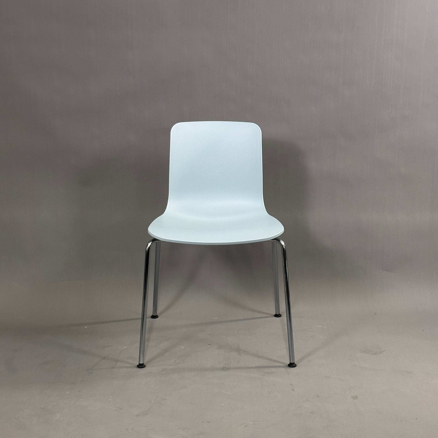 Vitra HAL Schalenstuhl mit eisblauer Kunststoffsitzschale und verchromtem Metallgestell.
