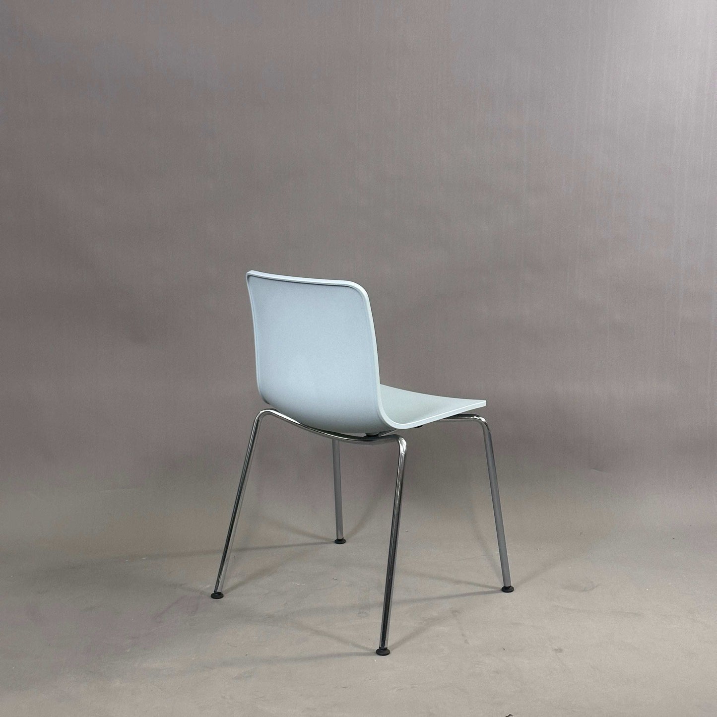 Vitra HAL Schalenstuhl mit eisblauer Kunststoffschale und verchromtem Metallgestell von hinten fotografiert