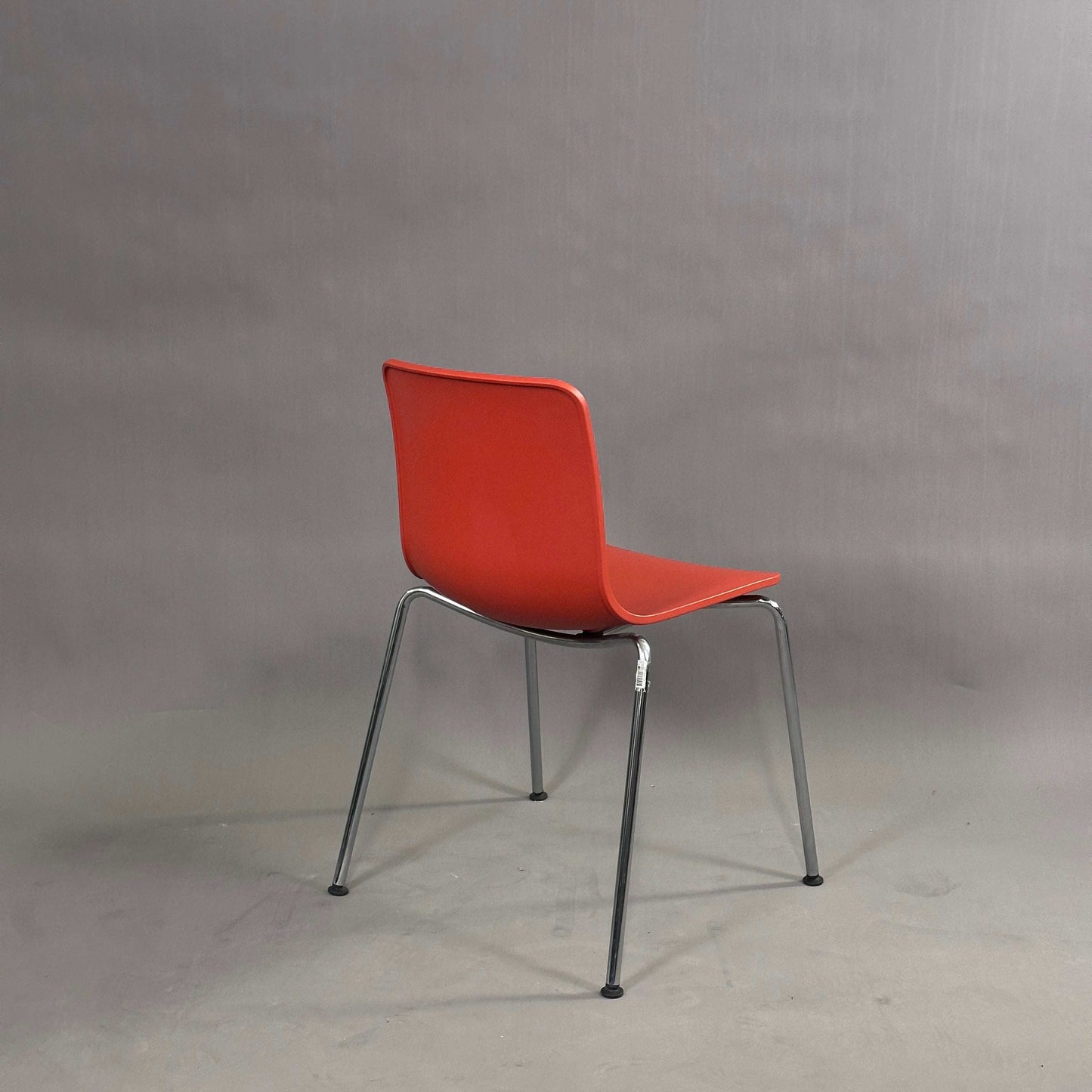 Vitra HAL Schalenstuhl mit roter Kunststoffsitzschale und verchromtem Metallgestell von hinten sichtbar