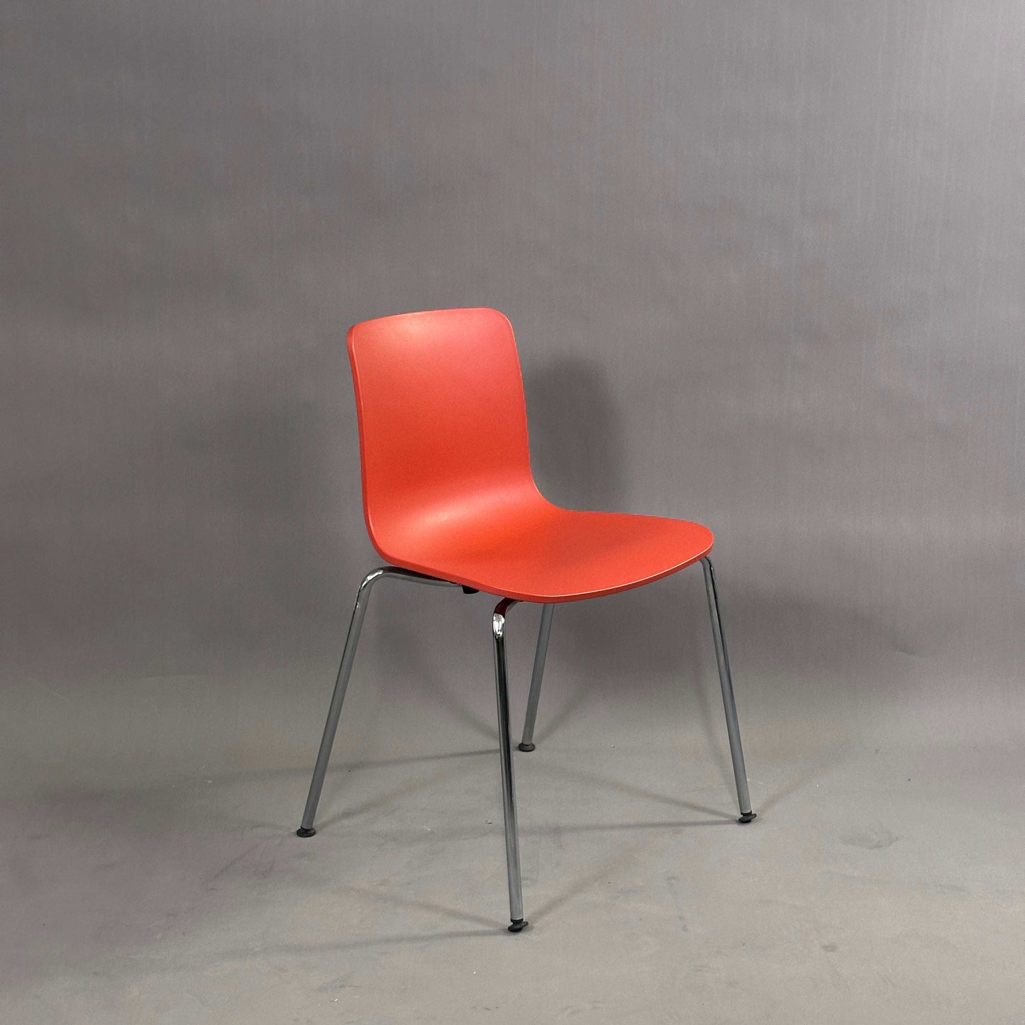 Vitra HAL Schalenstuhl mit roter Kunststoffsitzschale und verchromtem Metallgestell