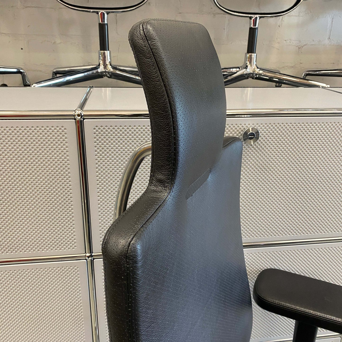 Vitra Headline Leder black leather office chair with chrome frame and adjustable features