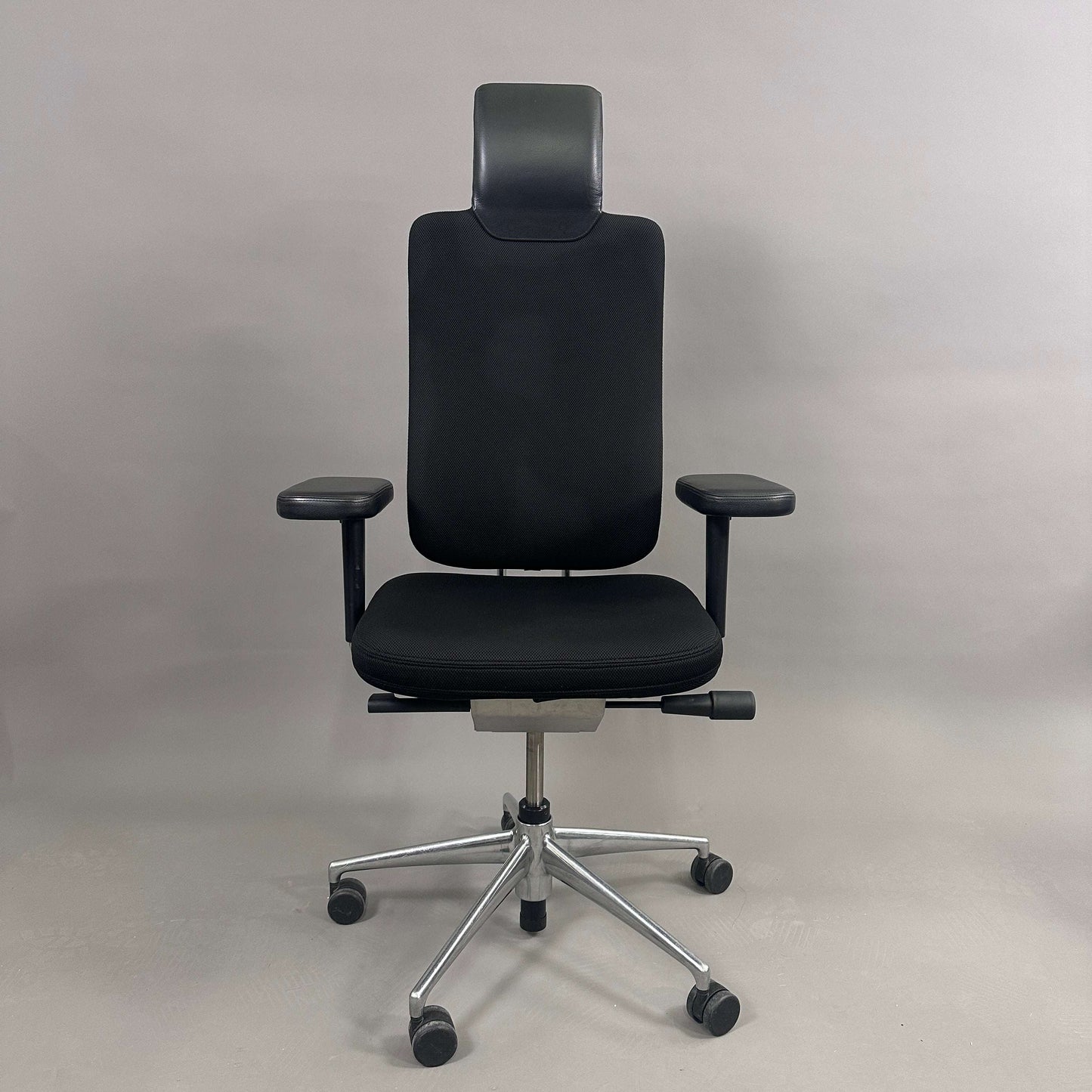 Vitra Headline black office chair with fabric seat, leather headrest, adjustable armrests, and chrome base
