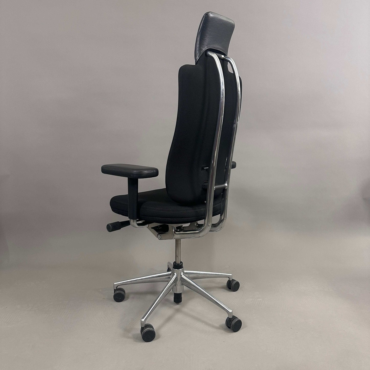 Vitra Headline black office chair with black fabric, leather headrest, adjustable armrests, chrome frame, and ergonomic features