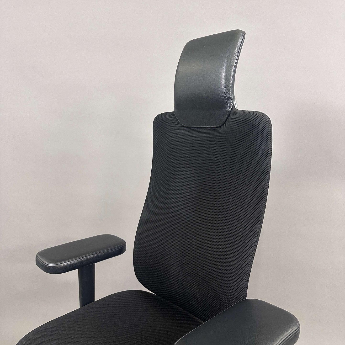 Vitra Headline black office chair with fabric seat, leather headrest, adjustable armrests and chrome frame