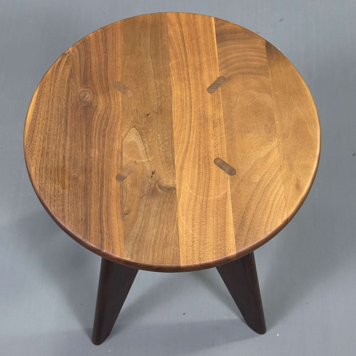Vitra Hocker Tabouret aus dunkler Eiche, rund und schlicht, Design von Jean Prouvé