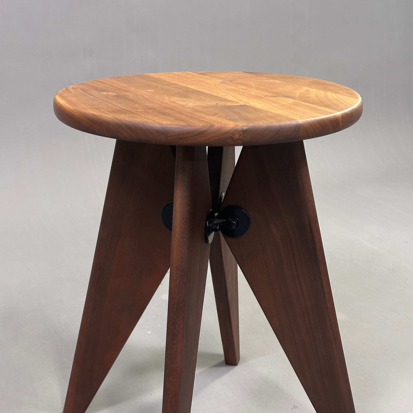 Vitra Hocker Tabouret aus dunkel gebeizter Eiche, runder Sitz, dreibeiniges Design von Jean Prouvé