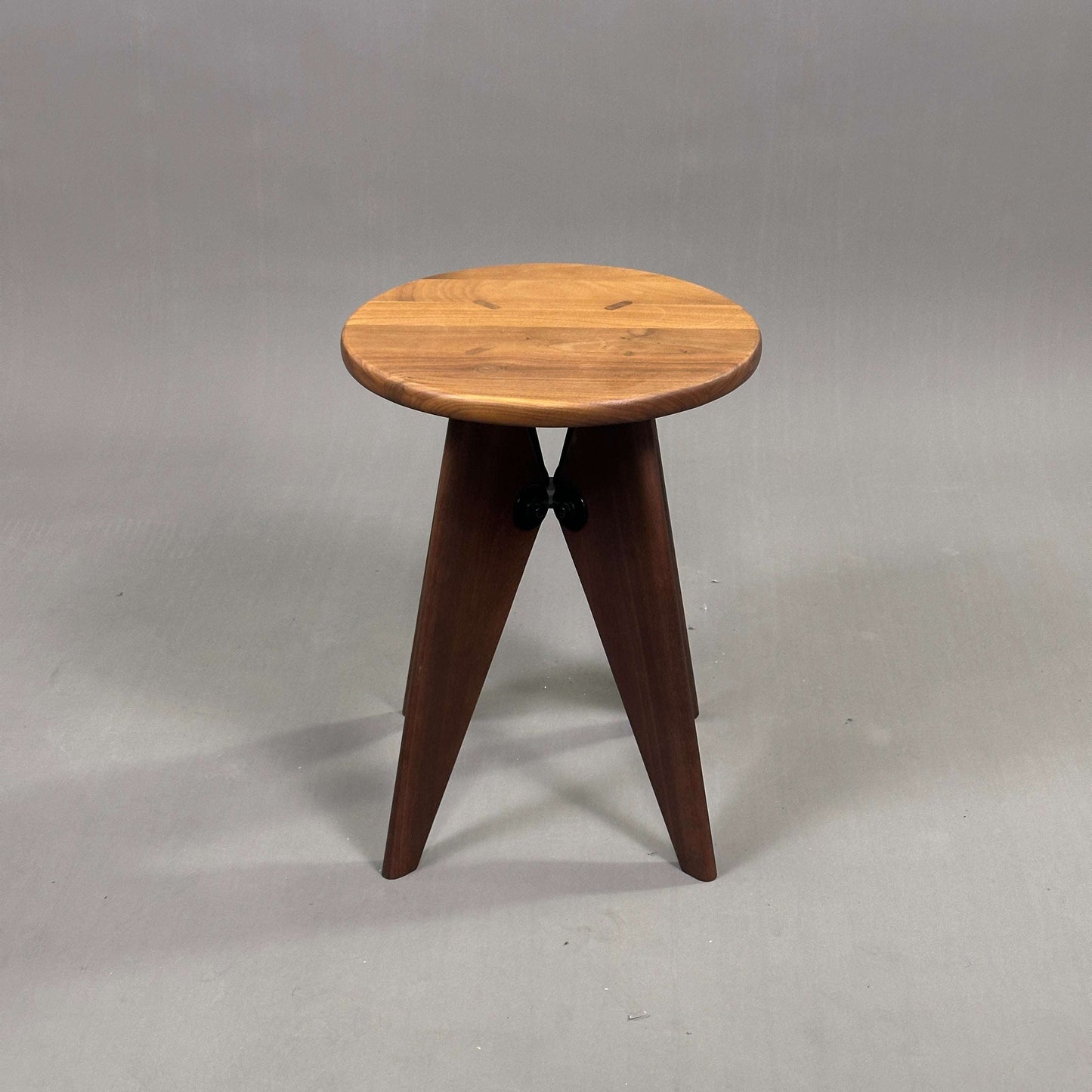 Vitra Hocker Tabouret aus dunkler Eiche mit dreibeinigem Design von Jean Prouvé