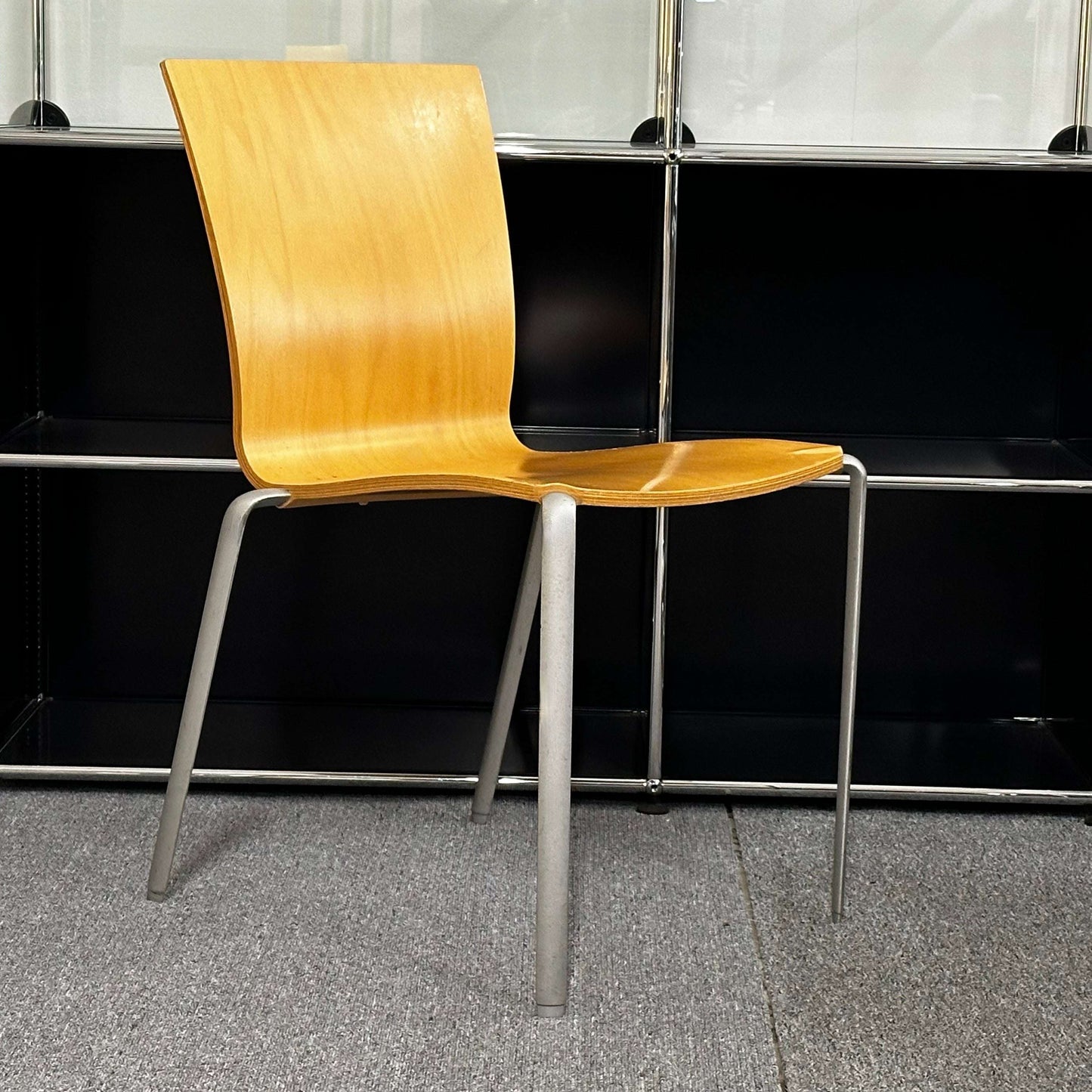 Vitra Holz Stapelstuhl with lacquered oak seat and metal frame, stackable up to 10 chairs