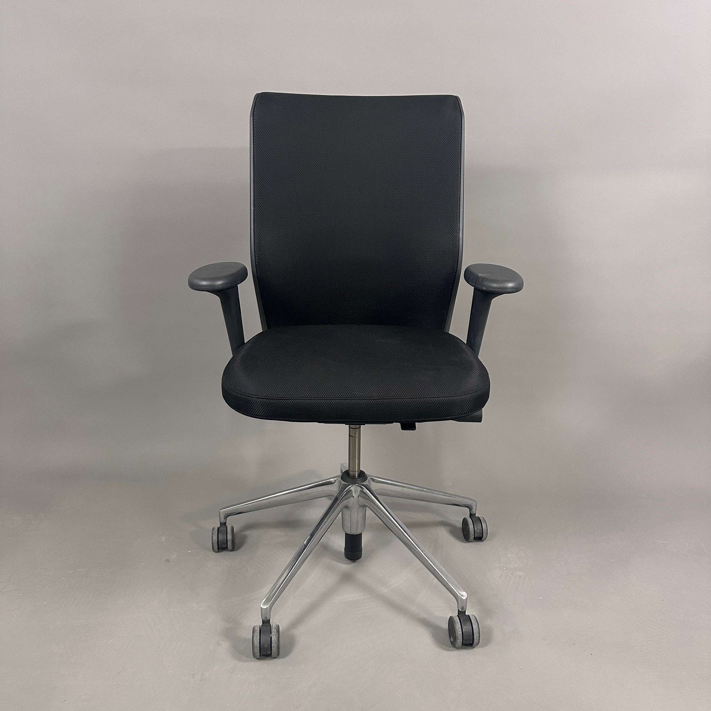 Vitra ID Mesh schwarzer Bürostuhl mit Aluminiumgestell und verstellbaren ergonomischen Funktionen