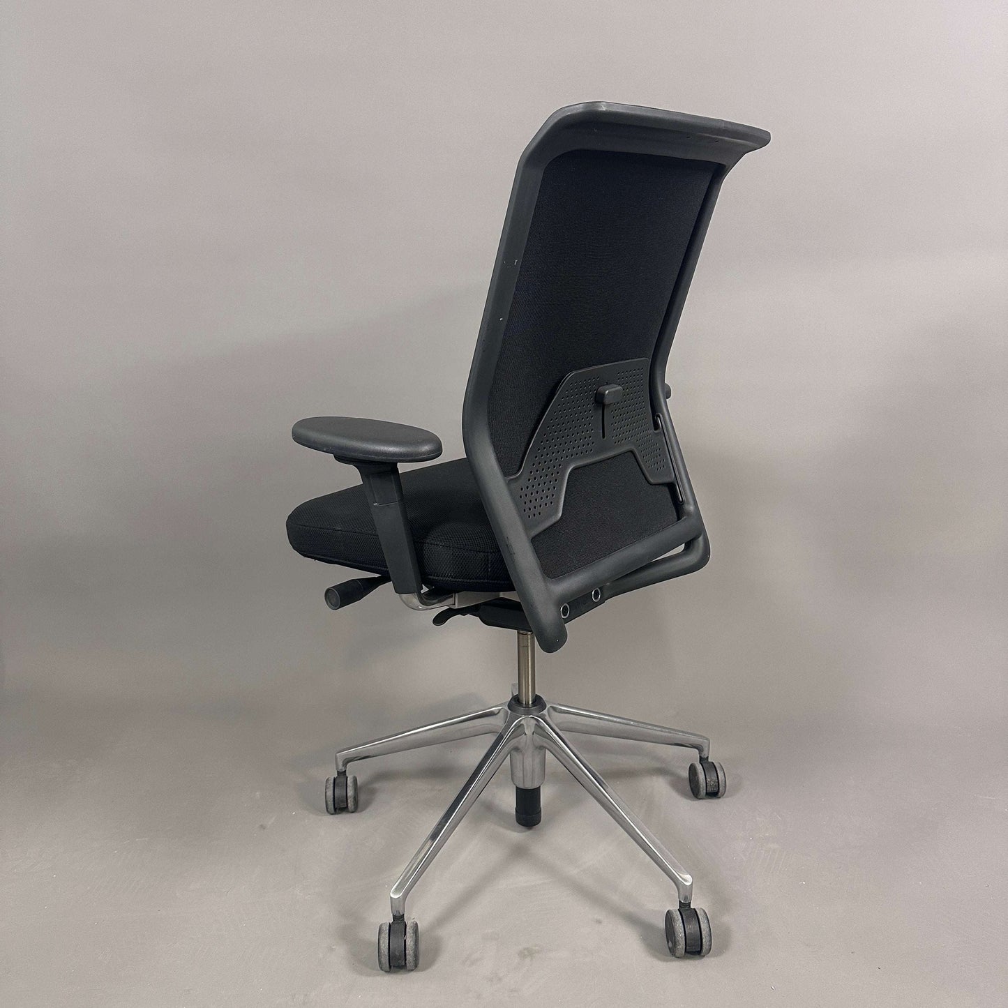 Vitra ID Mesh Bürostuhl in Schwarz mit Aluminiumgestell und verstellbaren ergonomischen Funktionen