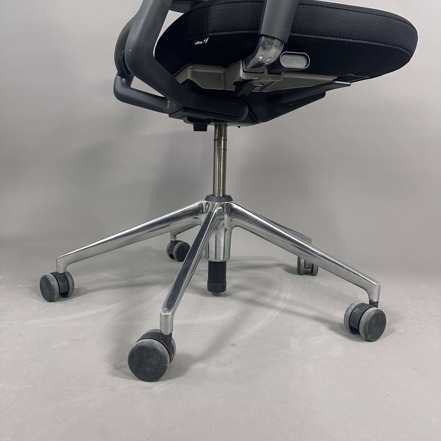 Bürodrehstuhl Vitra ID Mesh schwarz mit Aluminium-Gestell und verstellbaren Funktionen
