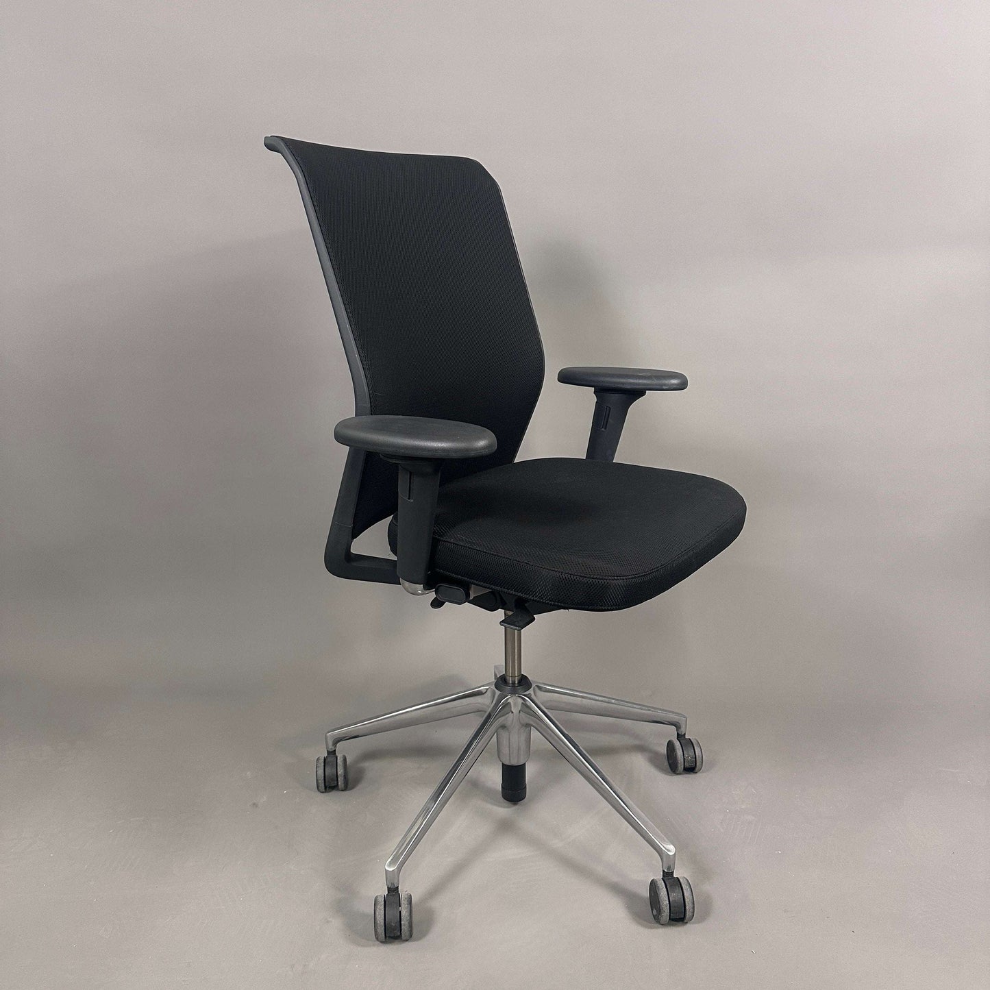 Vitra ID Mesh schwarzer Bürostuhl mit Aluminiumgestell und verstellbaren Funktionen