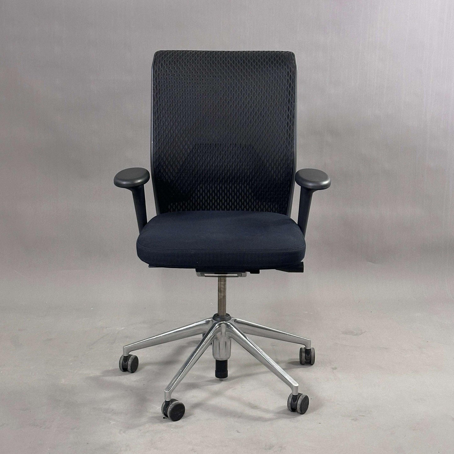 Vitra ID Mesh schwarzer Bürostuhl mit Diamondmesh-Rückenlehne und Alu-Gestell, höhenverstellbar und mit ergonomischen Funktionen