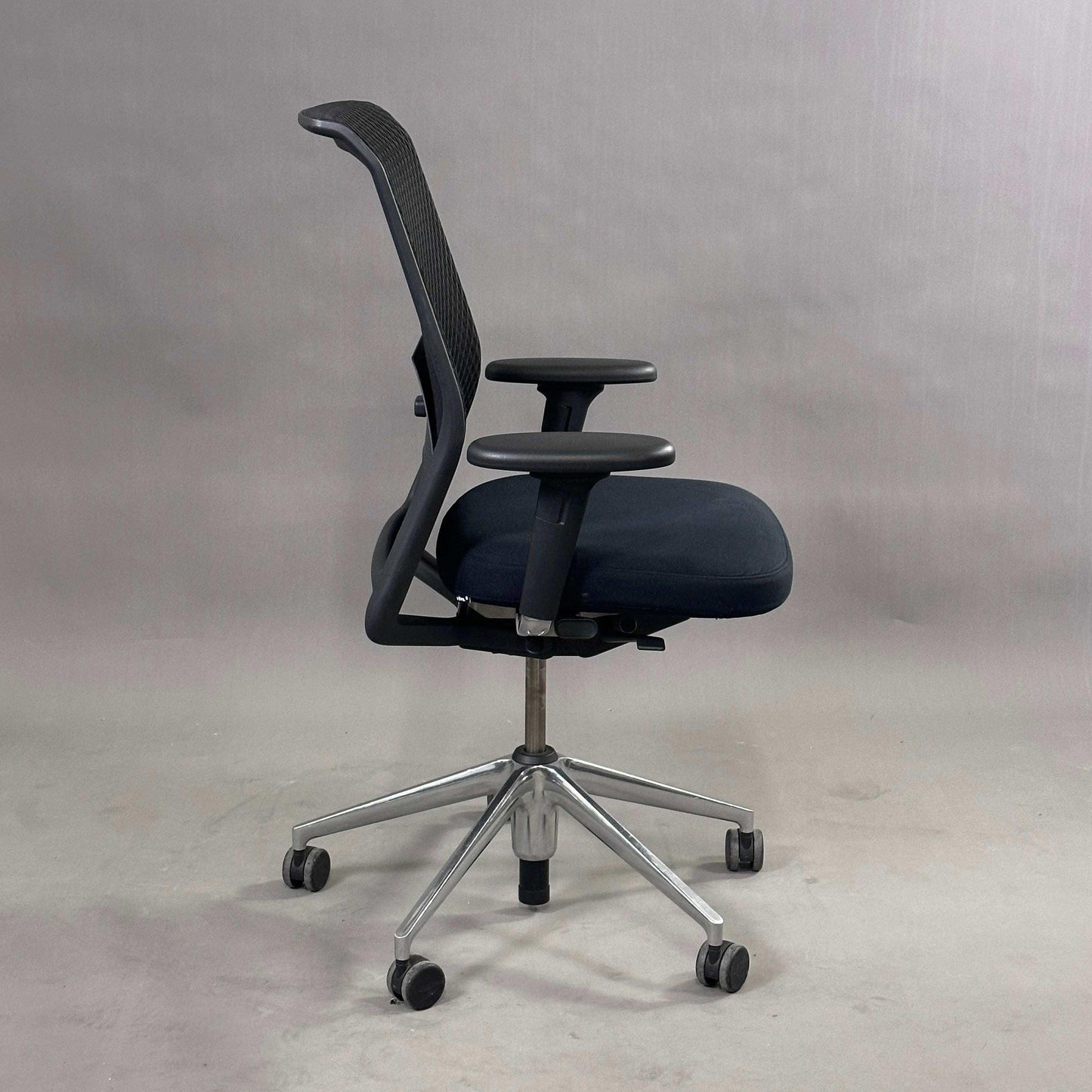Vitra ID Mesh schwarzer Bürostuhl mit Diamondmesh-Rückenlehne und Aluminiumgestell, höhenverstellbar und ergonomisch
