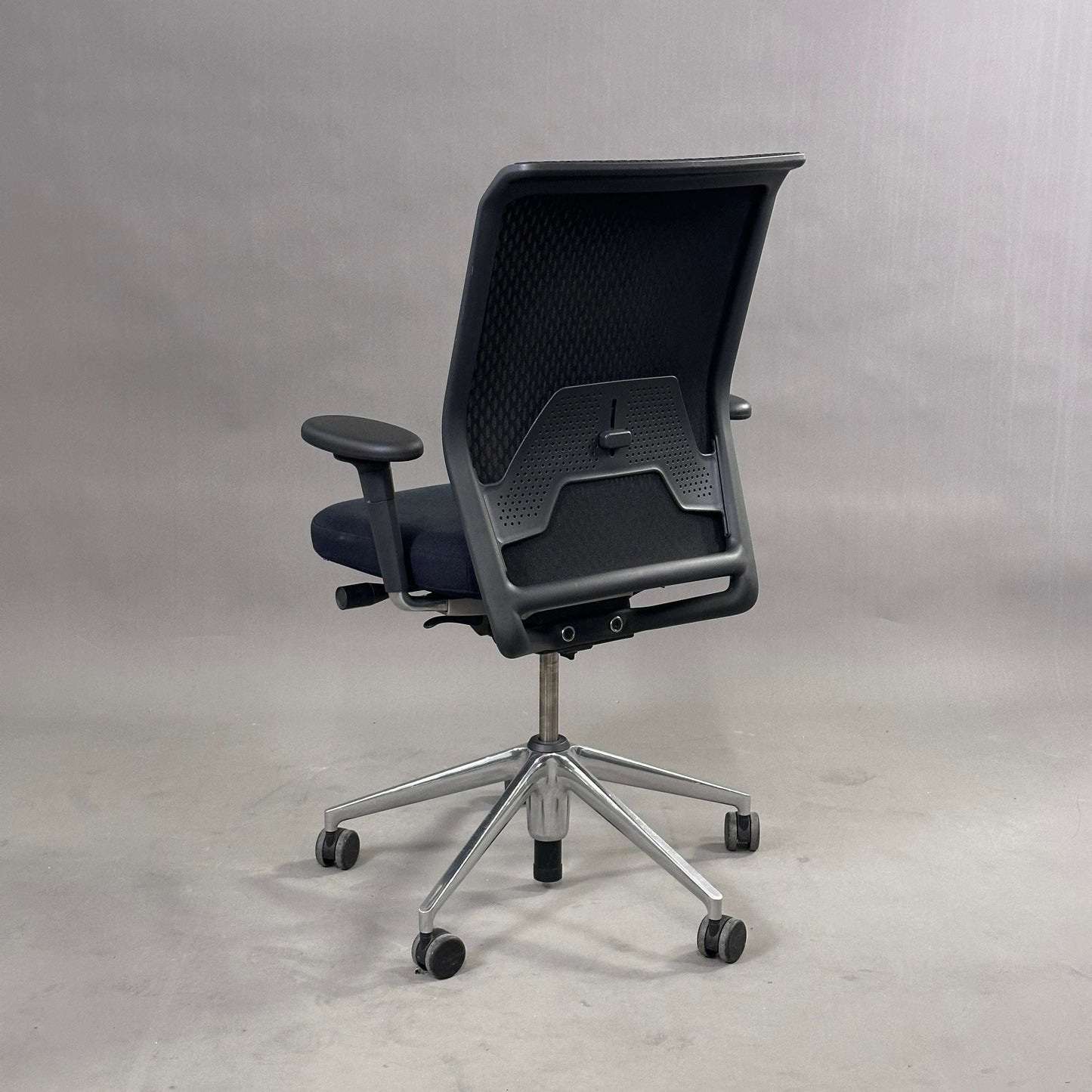 Schwarzer Vitra ID Mesh Bürostuhl mit Diamondmesh-Rückenlehne und Aluminiumgestell, höhenverstellbar und ergonomisch.
