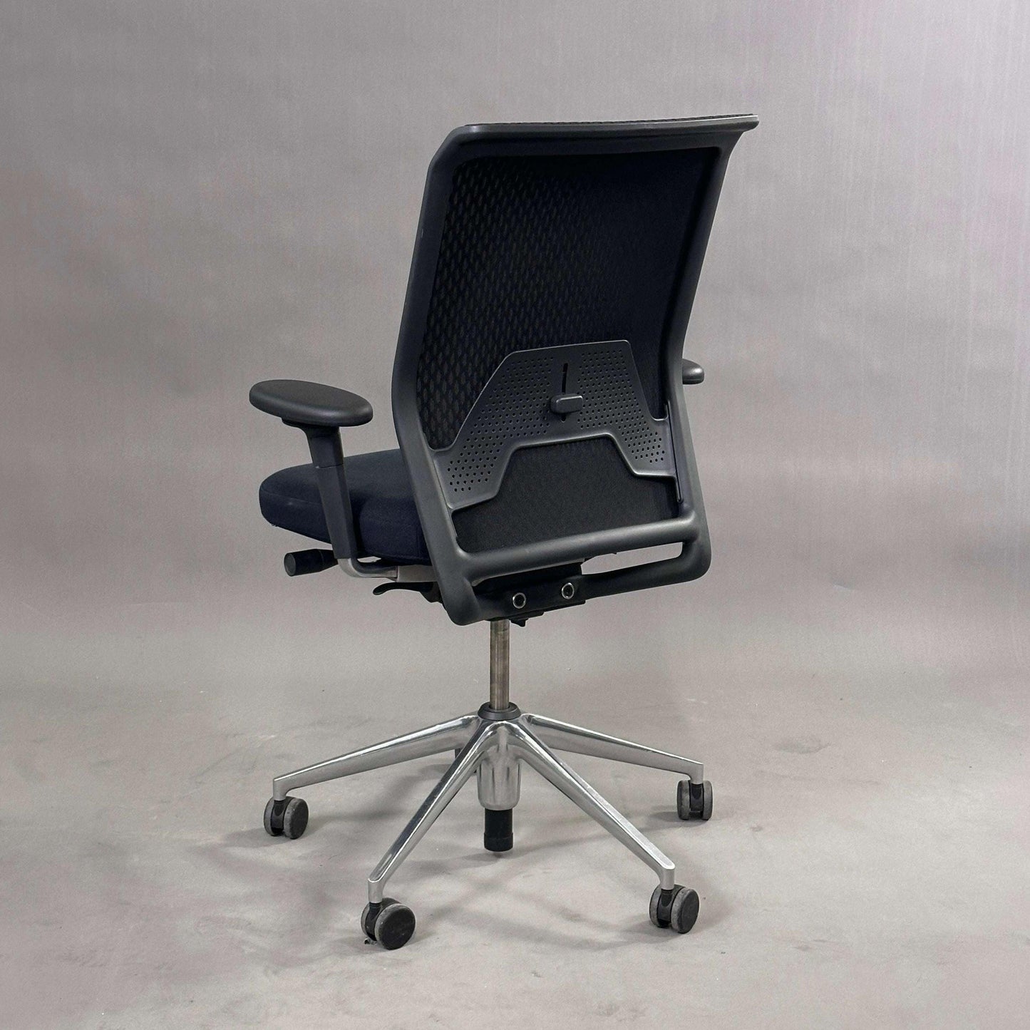 Schwarzer Vitra ID Mesh Bürostuhl mit Diamondmesh-Rückenlehne und Aluminiumgestell, höhenverstellbar und ergonomisch.