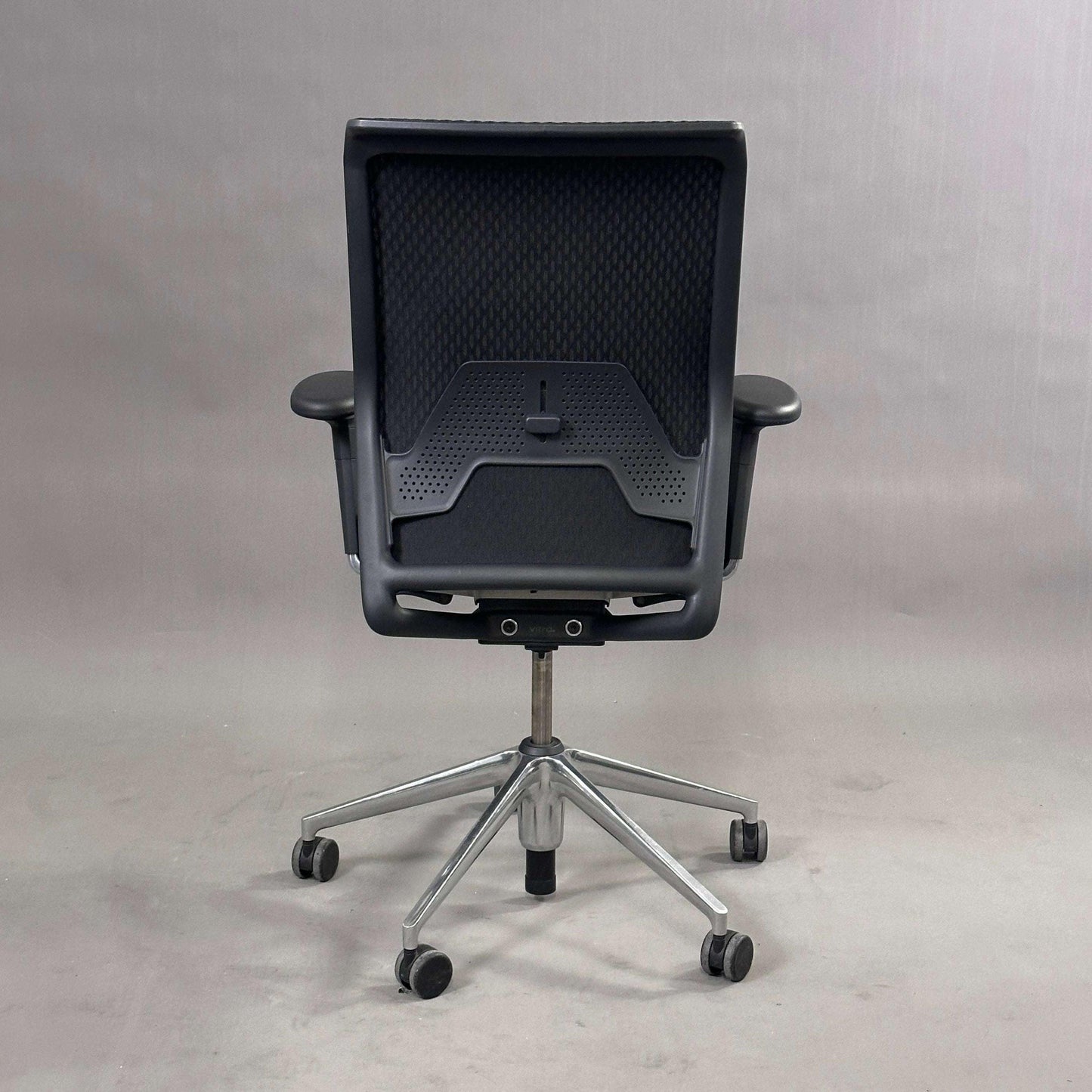 Schwarzer Vitra ID Mesh Diamondmesh Bürostuhl mit Aluminiumgestell und verstellbaren Funktionen von hinten.