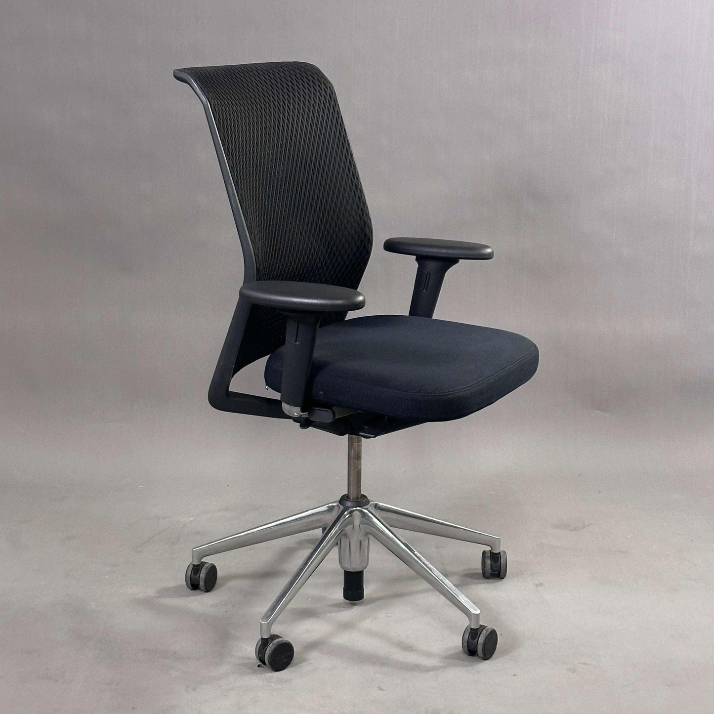 Vitra ID Mesh schwarzer Bürostuhl mit Alugestell und verstellbaren Funktionen