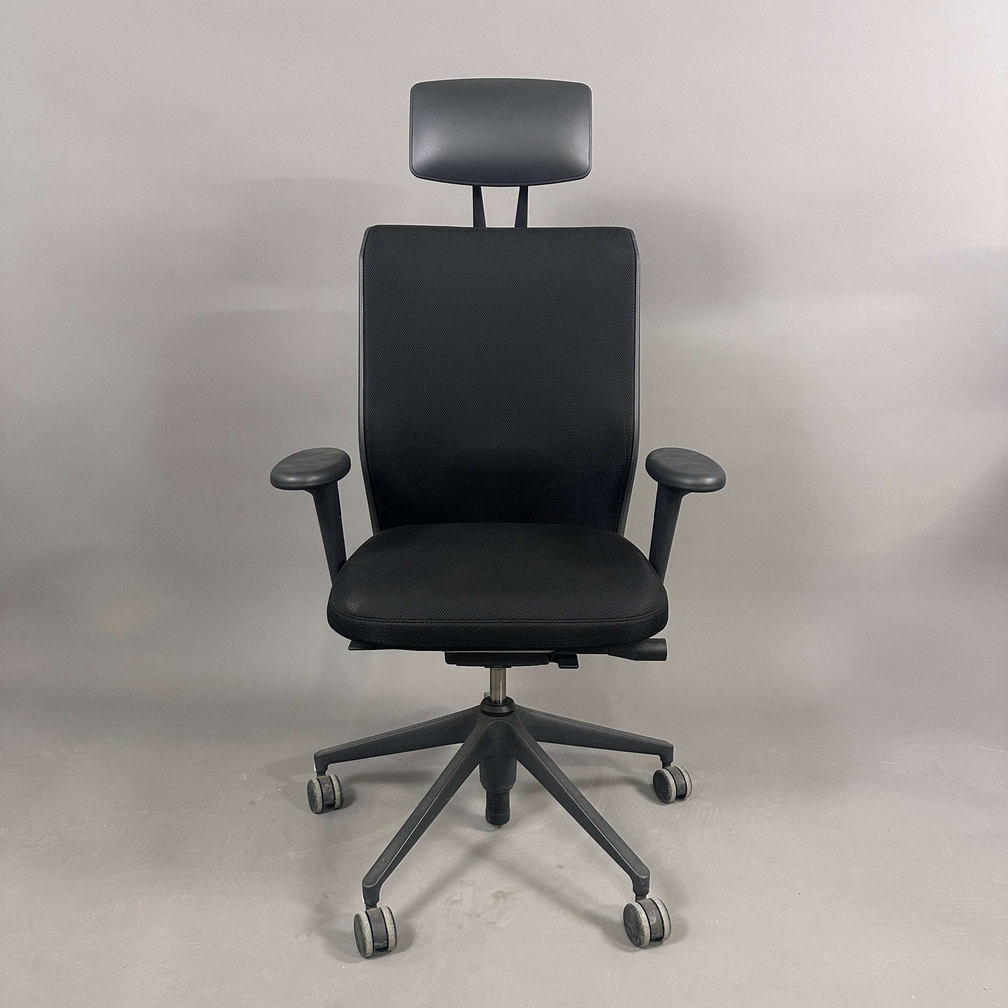 Vitra ID Mesh schwarzer Bürostuhl mit Kopfstütze und Mesh-Bezug, höhen- und tiefenverstellbar, 3D-Armlehnen und Rückenlehnenverstellung