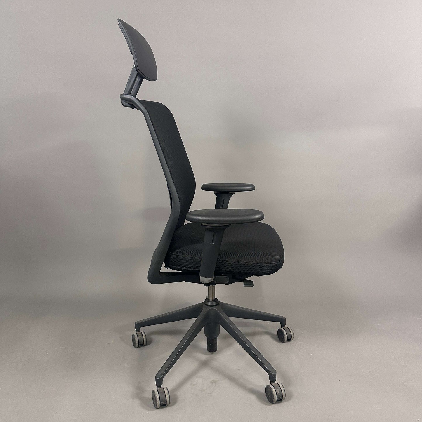 Vitra ID Mesh Bürostuhl schwarz mit Kopfstütze und verstellbaren Funktionen