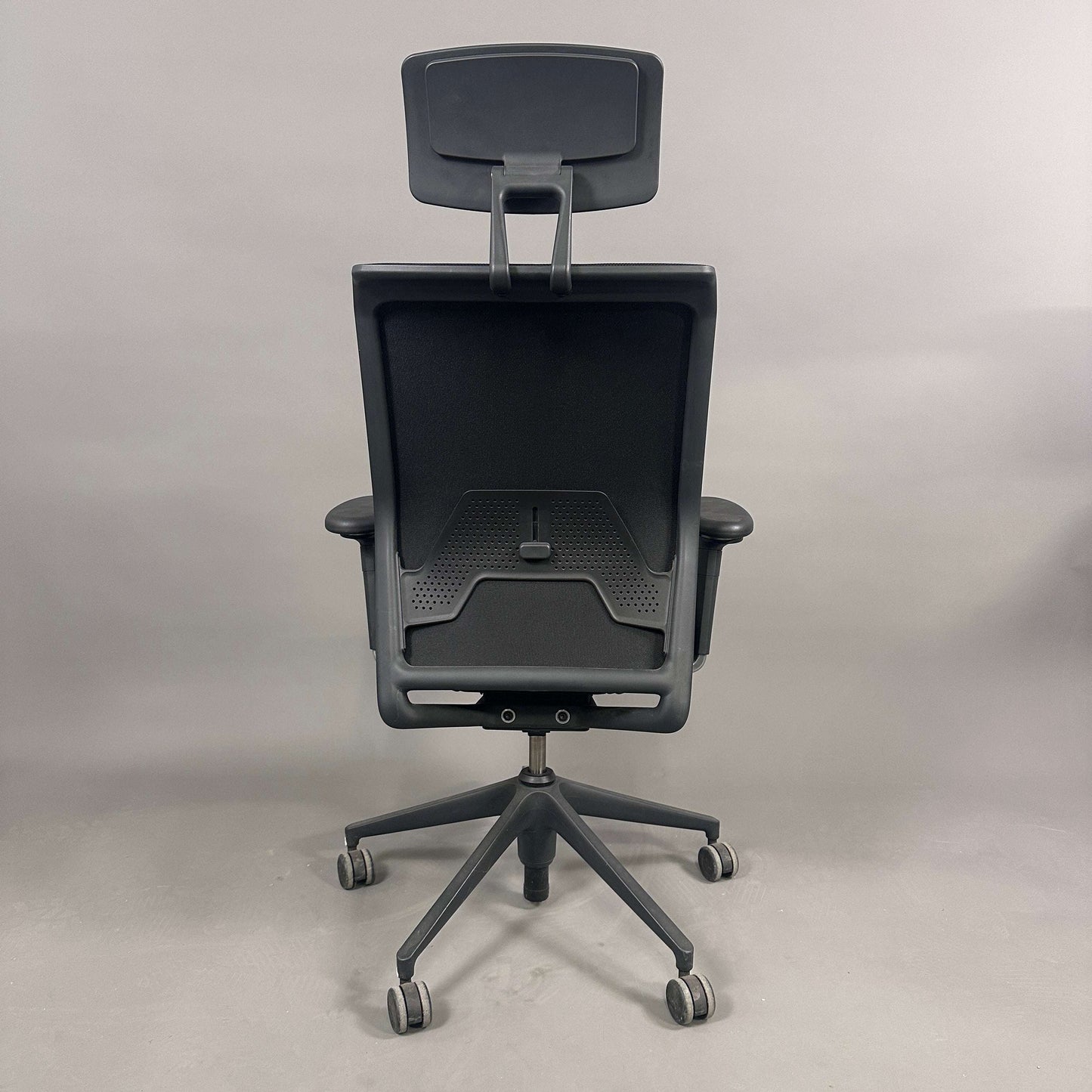 Vitra ID Mesh schwarzer Bürostuhl mit Kopfstütze und verstellbaren Funktionen, Mesh-Sitz- und Rückenbezug
