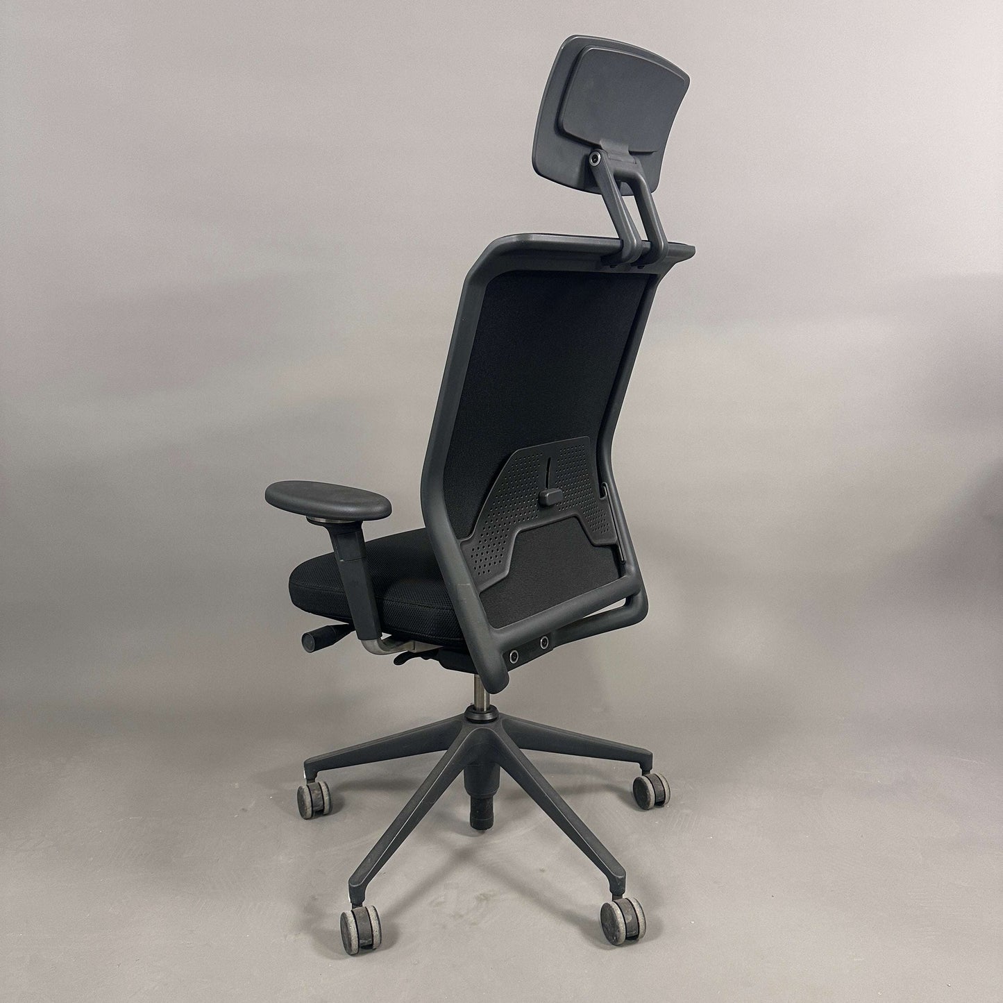 Schwarzer Vitra ID Mesh Bürostuhl mit Kopfstütze und verstellbaren Armlehnen aus feinem Silk Mesh Material