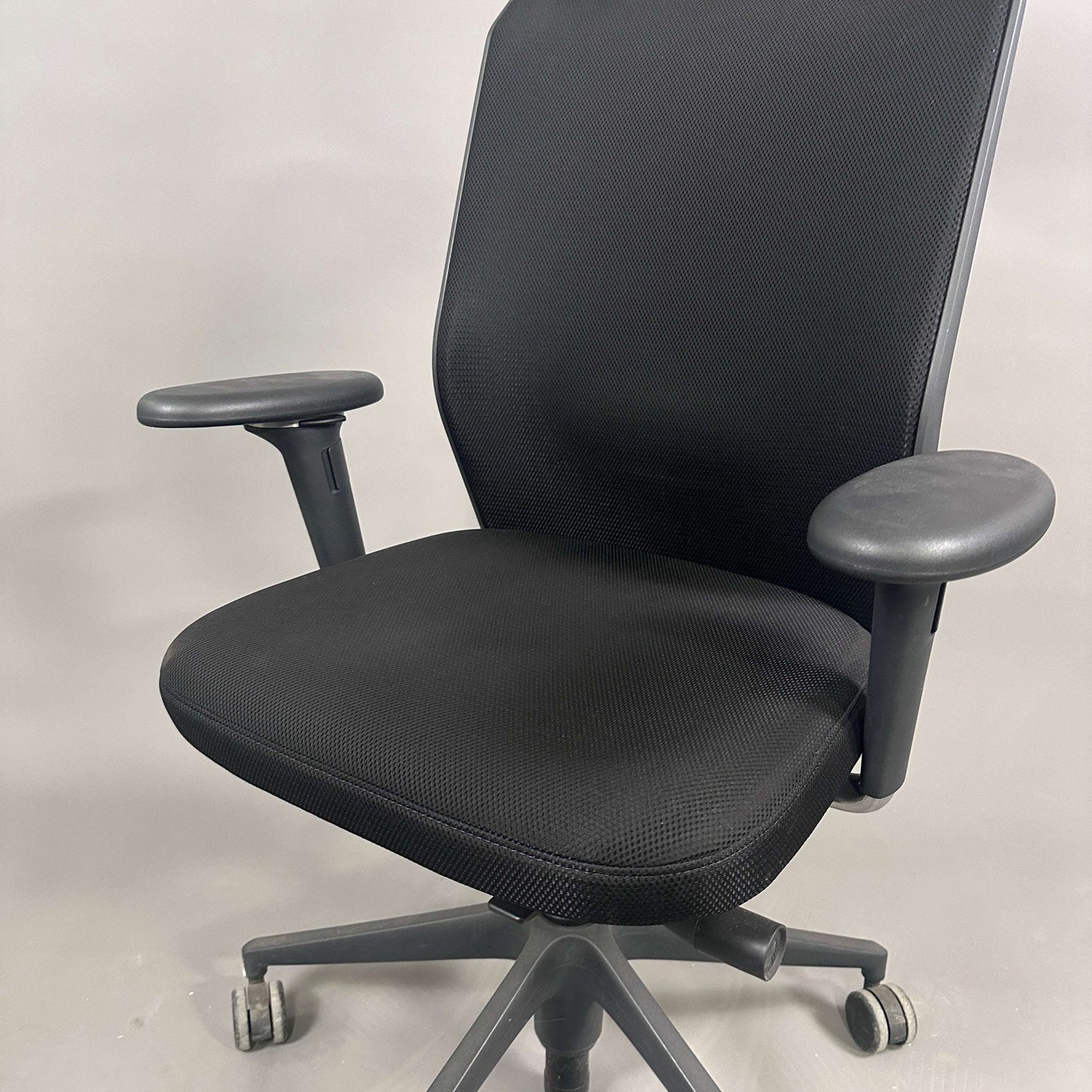 Vitra ID Mesh schwarzer Bürostuhl mit Kopfstütze und 3D-Armlehnenverstellung