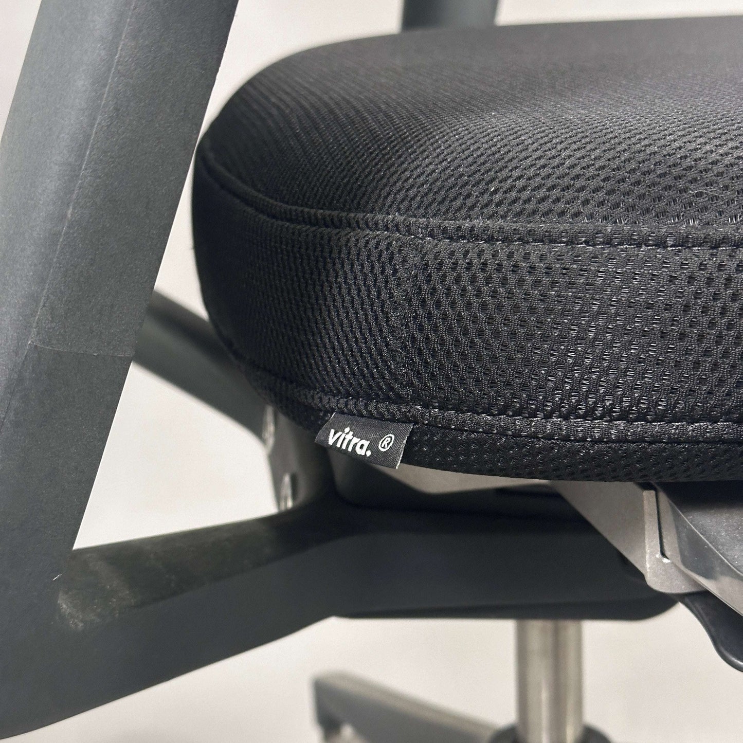 Vitra ID Mesh Bürostuhl schwarz mit Kopfstütze und atmungsaktivem Silk Mesh Bezug