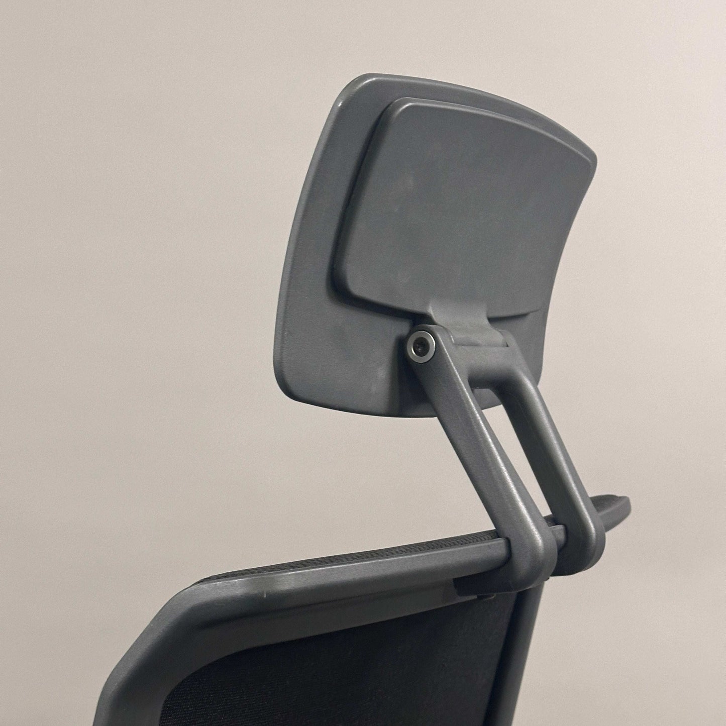 Vitra ID Mesh schwarzer Bürostuhl mit verstellbarer Kopfstütze und ergonomischem Mesh-Rückenbezug