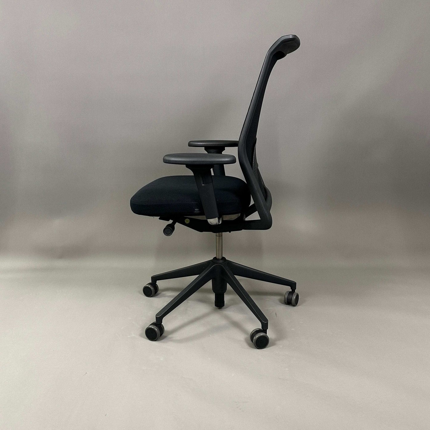 Vitra ID Mesh ergonomic black office chair with breathable diamond mesh backrest and adjustable armrests