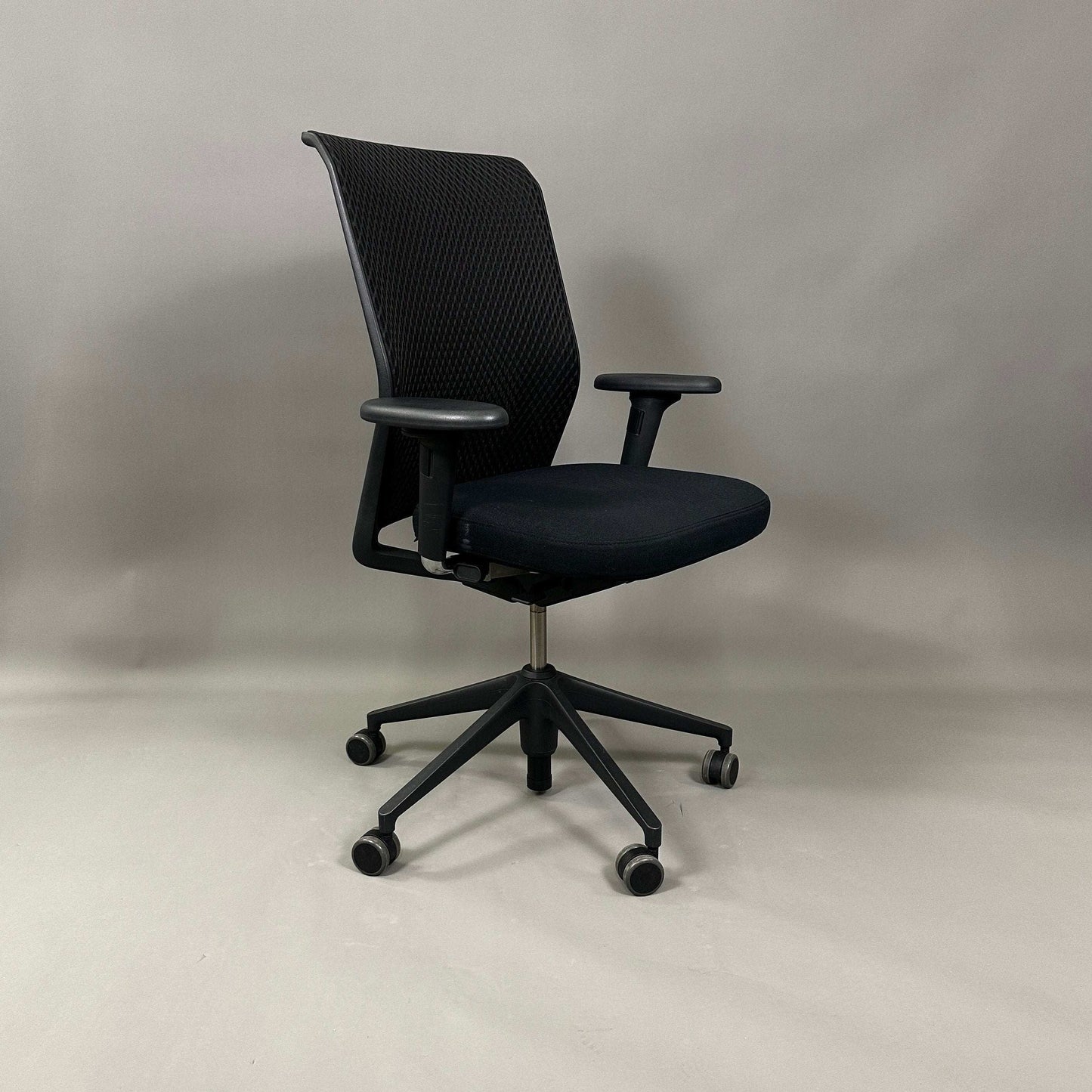Vitra ID Mesh black office chair with adjustable armrests and breathable diamond mesh backrest