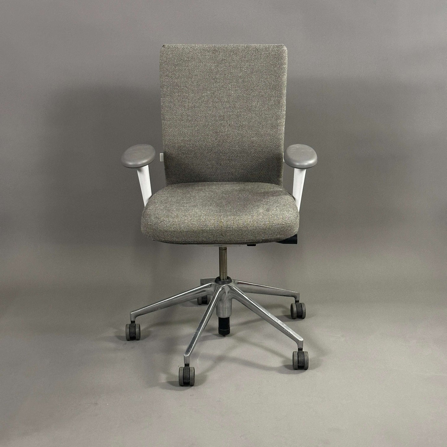 Vitra ID Soft ergonomischer Bürostuhl grau mit chrom Fußkreuz und verstellbaren Armlehnen