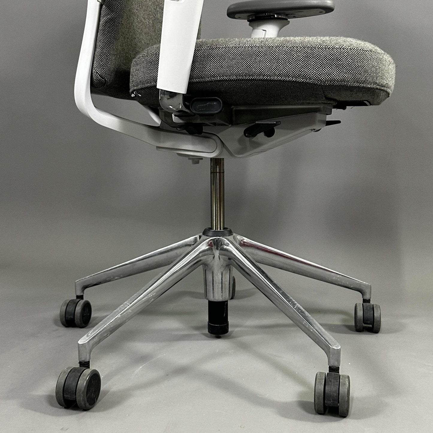 Vitra ID Soft Bürostuhl grau mit chromfarbenem Fußkreuz und verstellbaren Funktionen