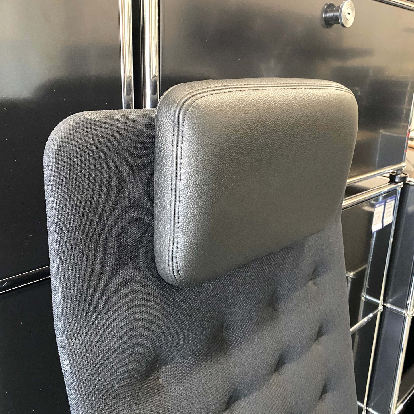 Black Vitra ID Trim L office chair headrest with adjustable ergonomic fabric and leather design