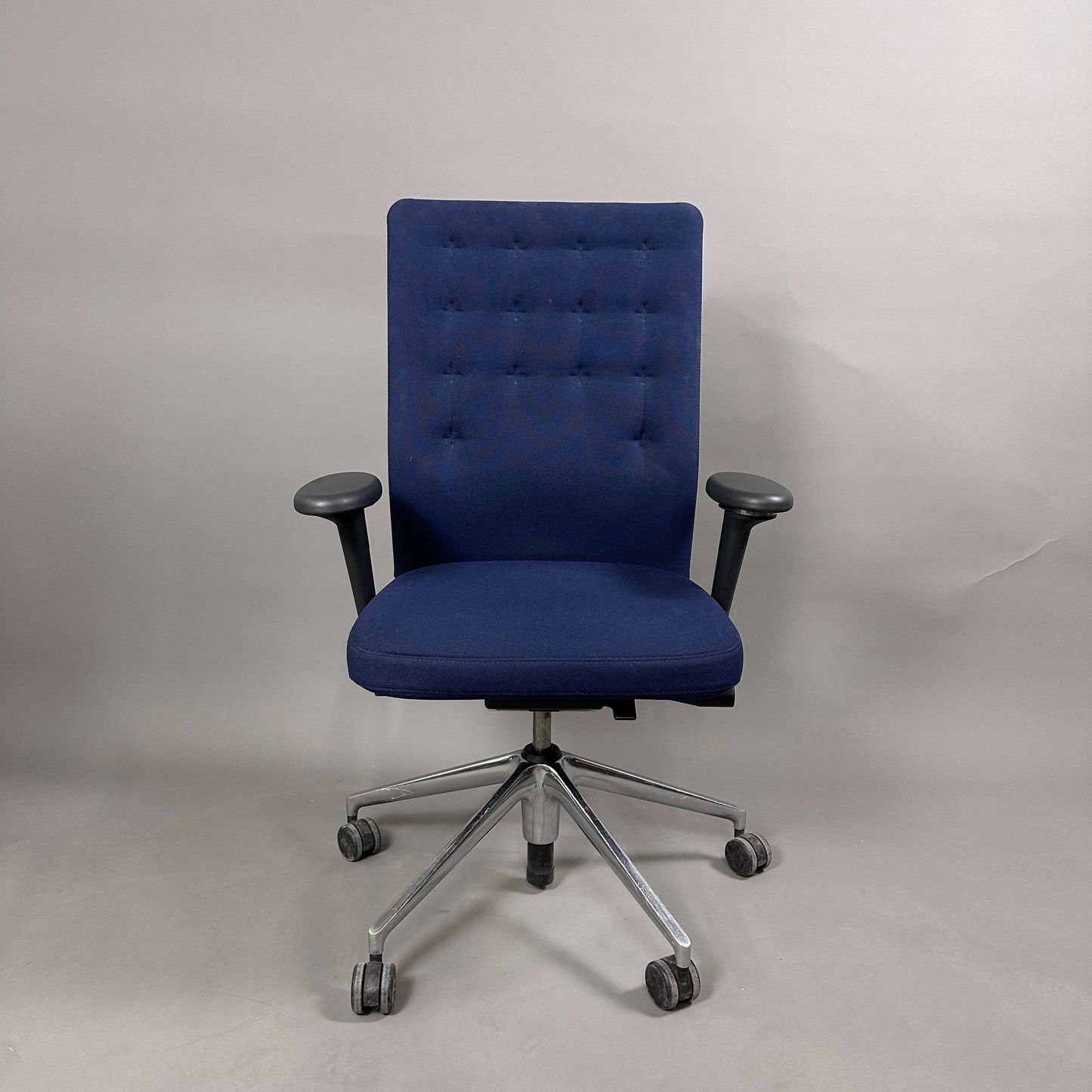 Vitra ID Trim Bürostuhl dunkelblau mit chrom Fußkreuz und verstellbaren Armlehnen