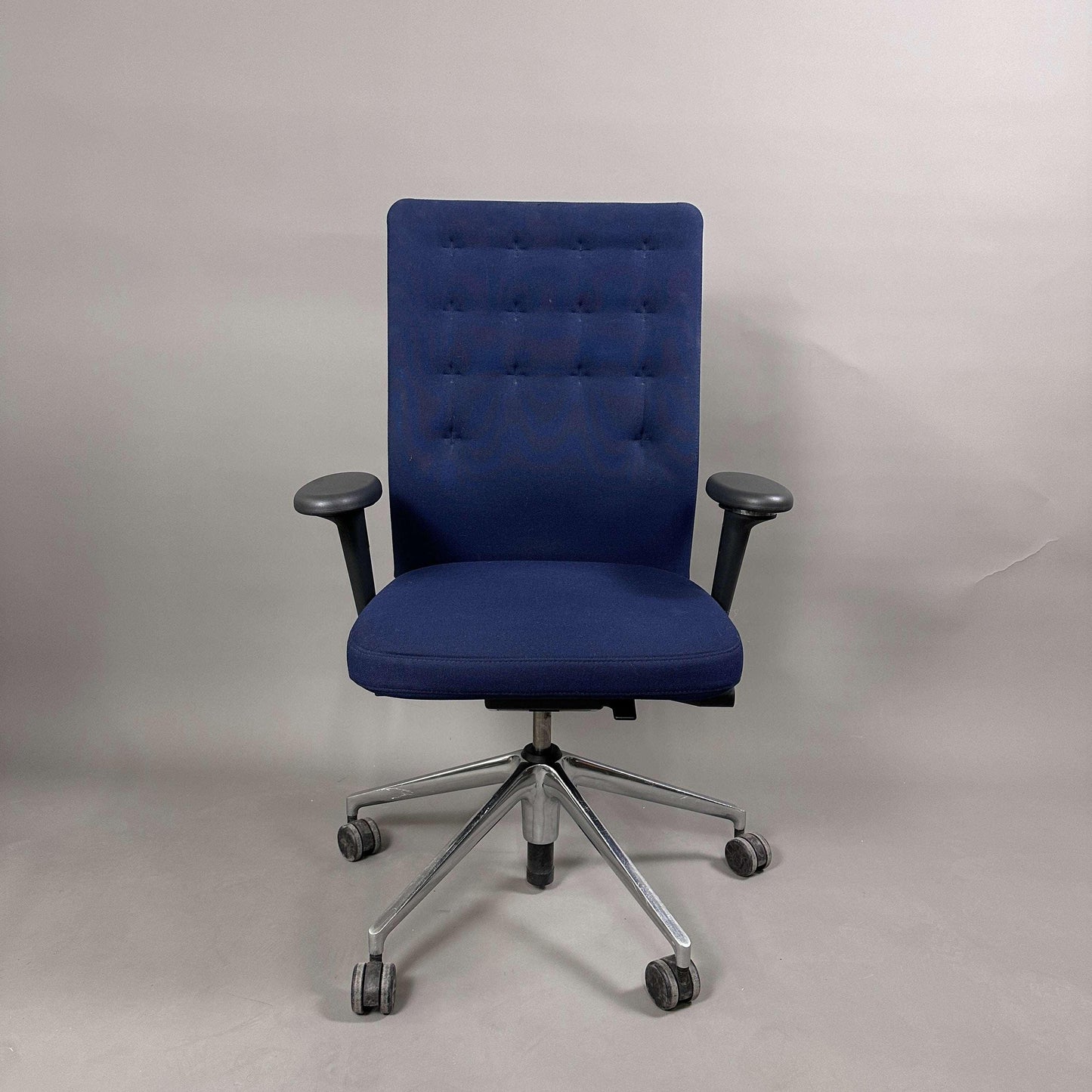 Vitra ID Trim Bürostuhl dunkelblau mit chrom Fußkreuz und verstellbaren Armlehnen