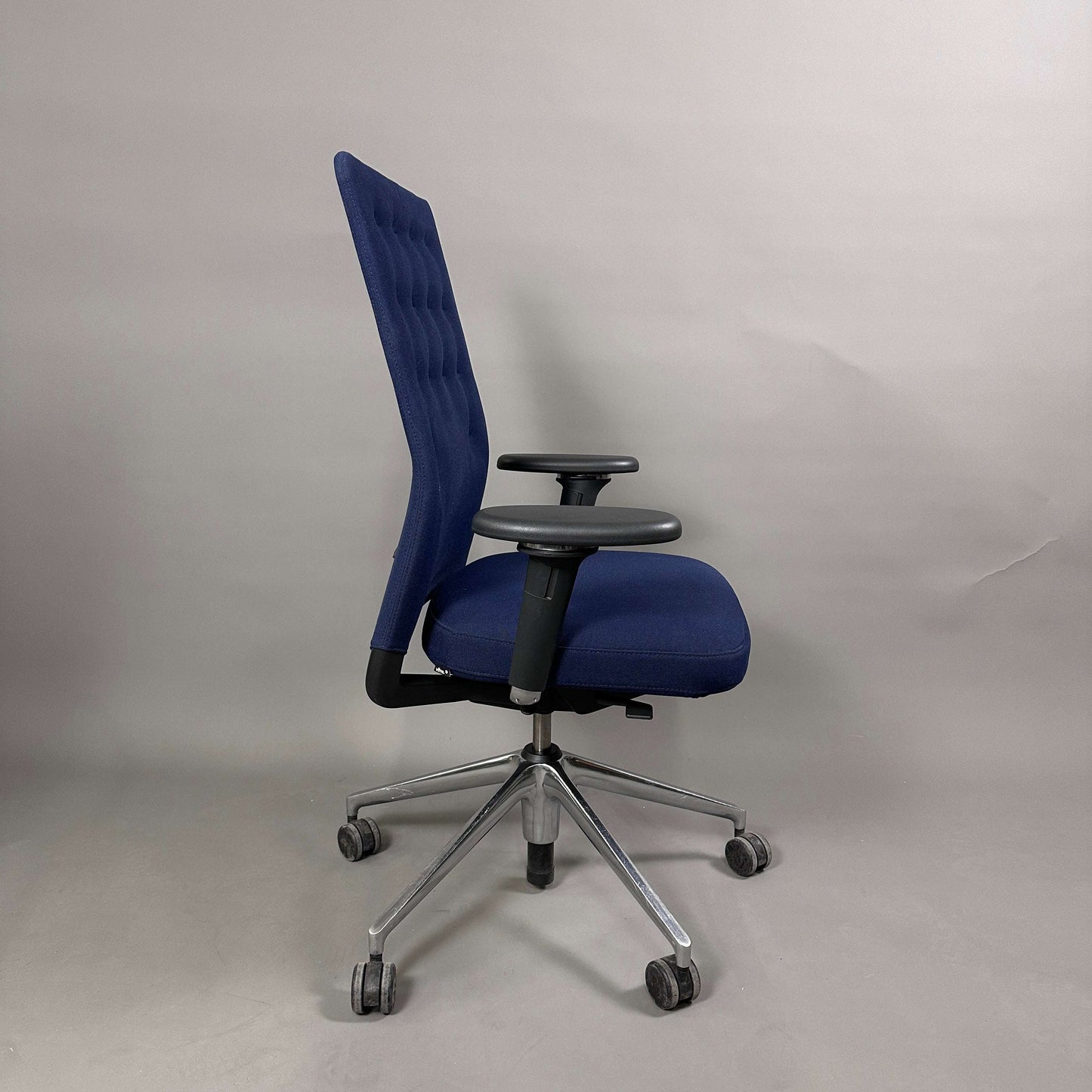 Vitra ID Trim Bürostuhl dunkelblau mit verstellbarer Sitzfläche und Chrom-Fußkreuz