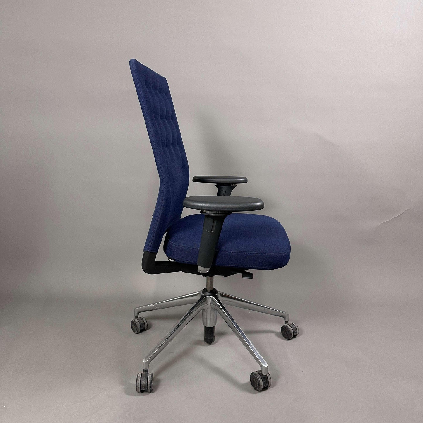 Vitra ID Trim Bürostuhl dunkelblau mit verstellbarer Sitzfläche und Chrom-Fußkreuz