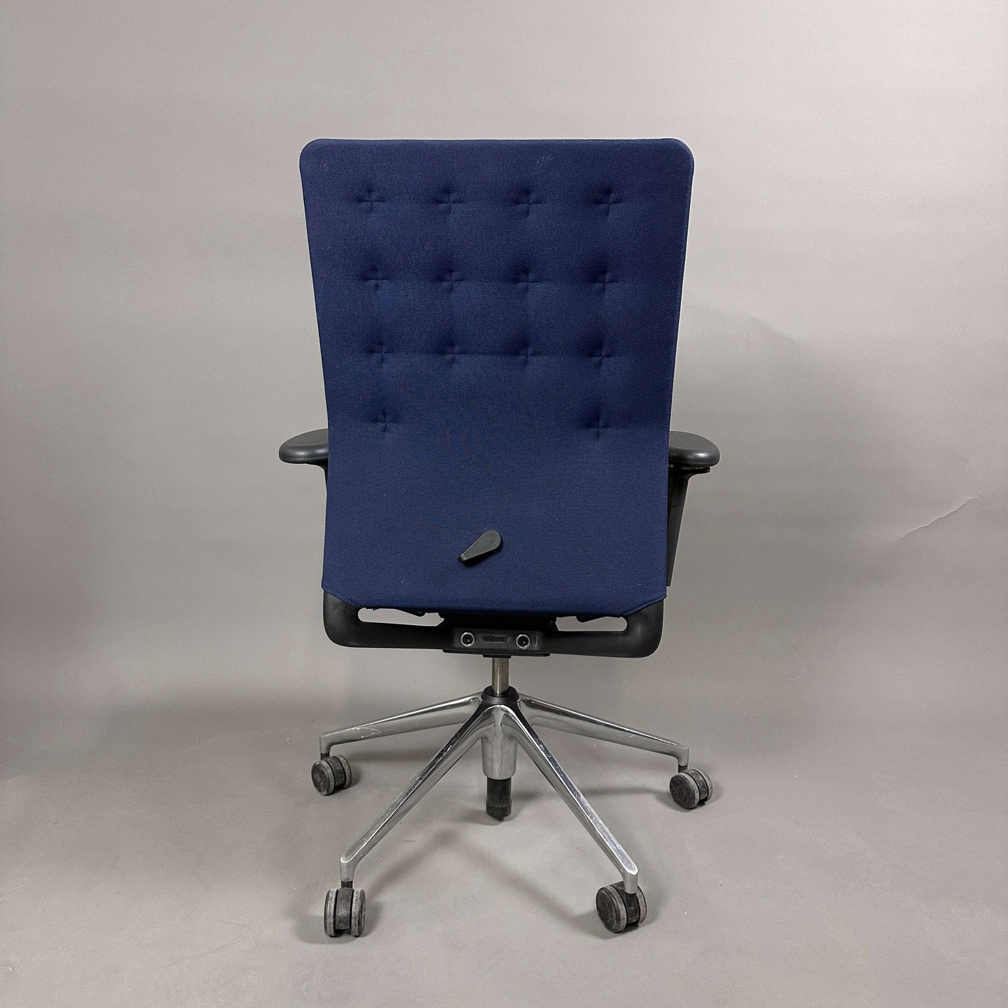 Vitra ID Trim Bürostuhl mit dunkelblauem Stoffbezug und verchromtem Fußkreuz, höhenverstellbar und mit verstellbaren Armlehnen