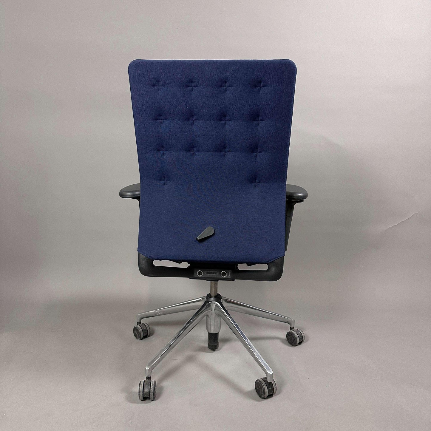 Vitra ID Trim Bürostuhl mit dunkelblauem Stoffbezug und verchromtem Fußkreuz, höhenverstellbar und mit verstellbaren Armlehnen