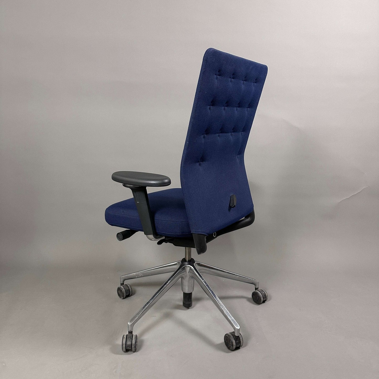 Vitra ID Trim Bürostuhl mit dunkelblauem Stoffbezug und chromfarbenem Fußkreuz, höhenverstellbar mit verstellbarer Sitzneigung und Armlehnenhöhe